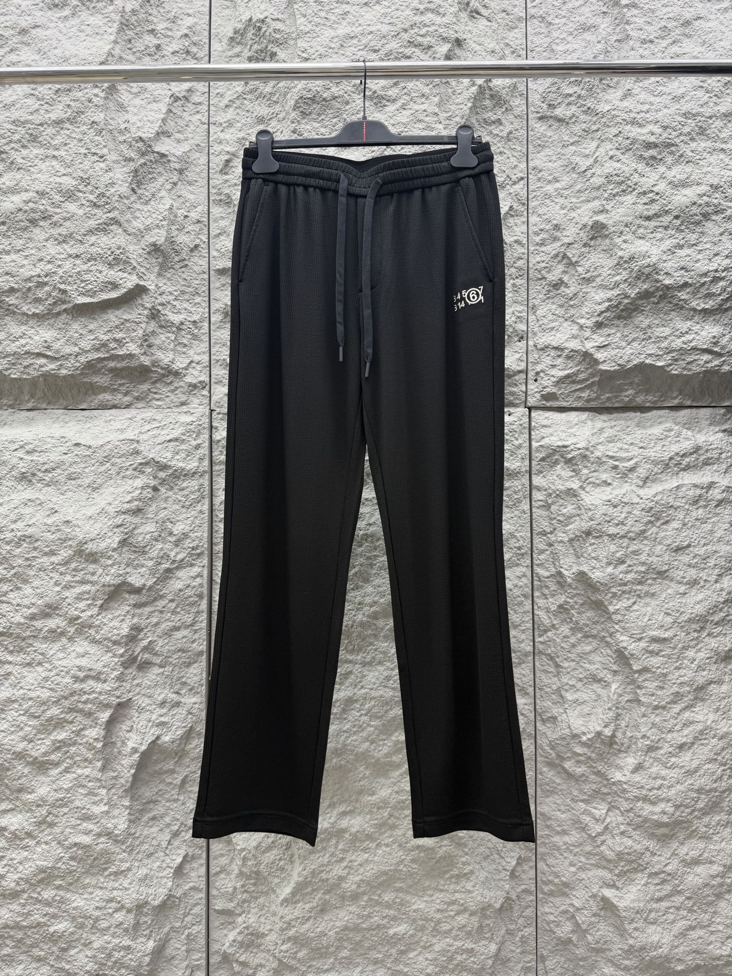 马吉拉🔥🔥春夏新款刺绣标签天丝混纺休闲裤，高端男士必备超柔超弹直筒裤。特供顶级渠道分享，后口袋贴布标签l