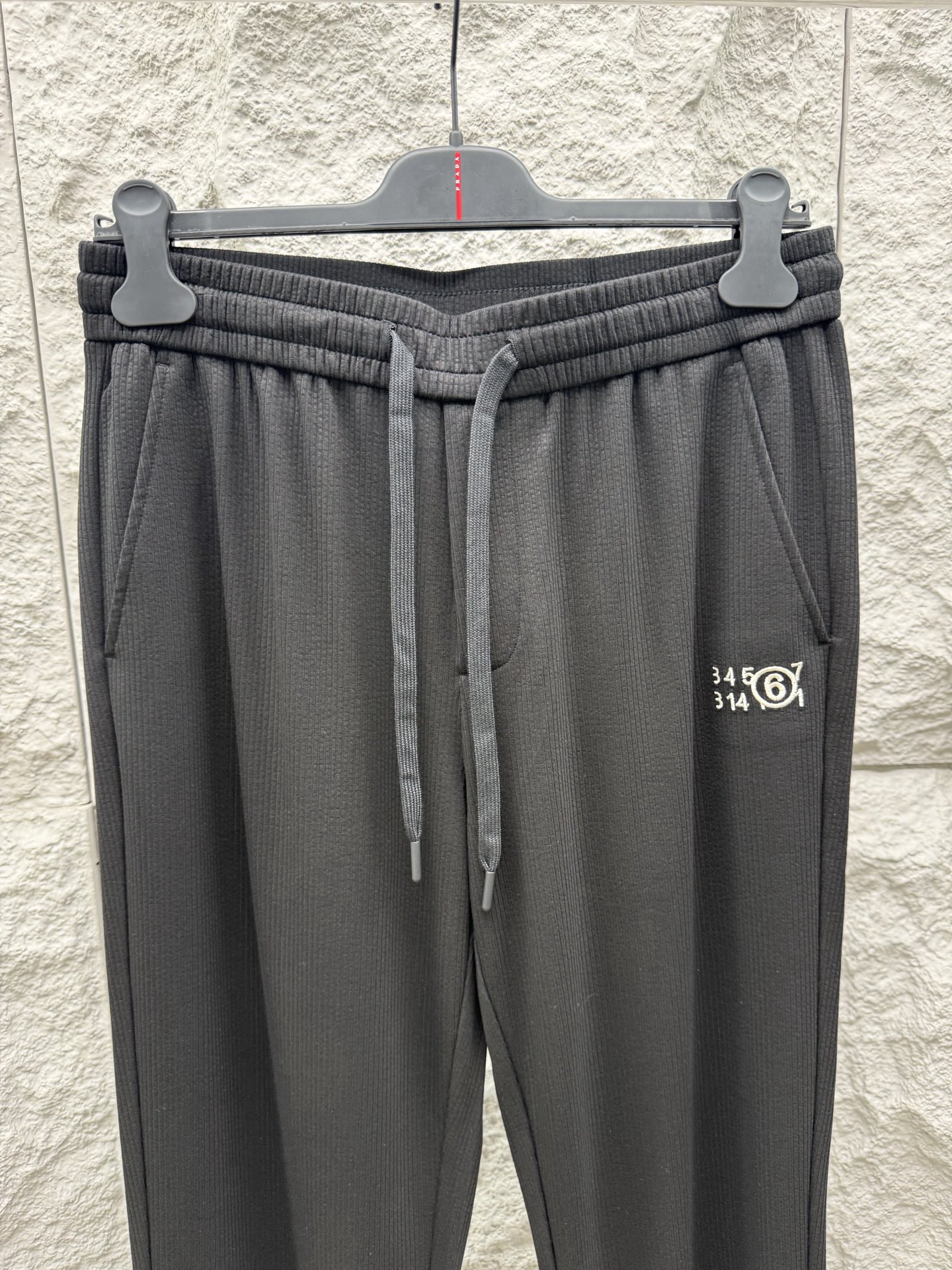 马吉拉🔥🔥春夏新款刺绣标签天丝混纺休闲裤，高端男士必备超柔超弹直筒裤。特供顶级渠道分享，后口袋贴布标签l