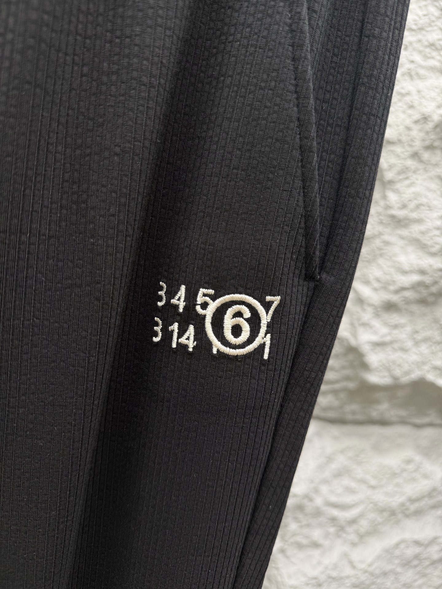 马吉拉🔥🔥春夏新款刺绣标签天丝混纺休闲裤，高端男士必备超柔超弹直筒裤。特供顶级渠道分享，后口袋贴布标签l