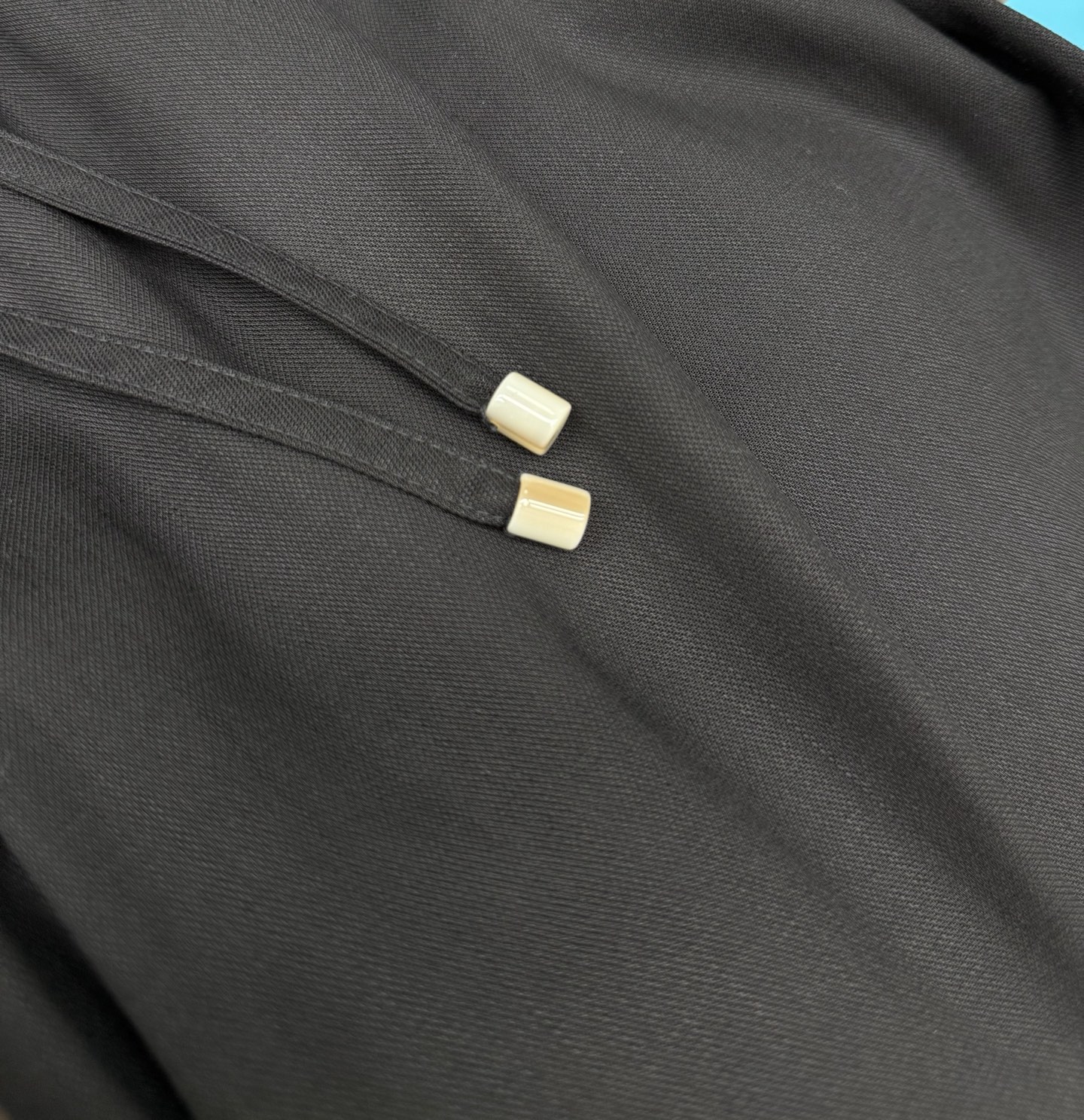 马吉拉🔥🔥春夏新款刺绣标签天丝混纺休闲裤，高端男士必备超柔超弹直筒裤。特供顶级渠道分享，后口袋贴布标签l