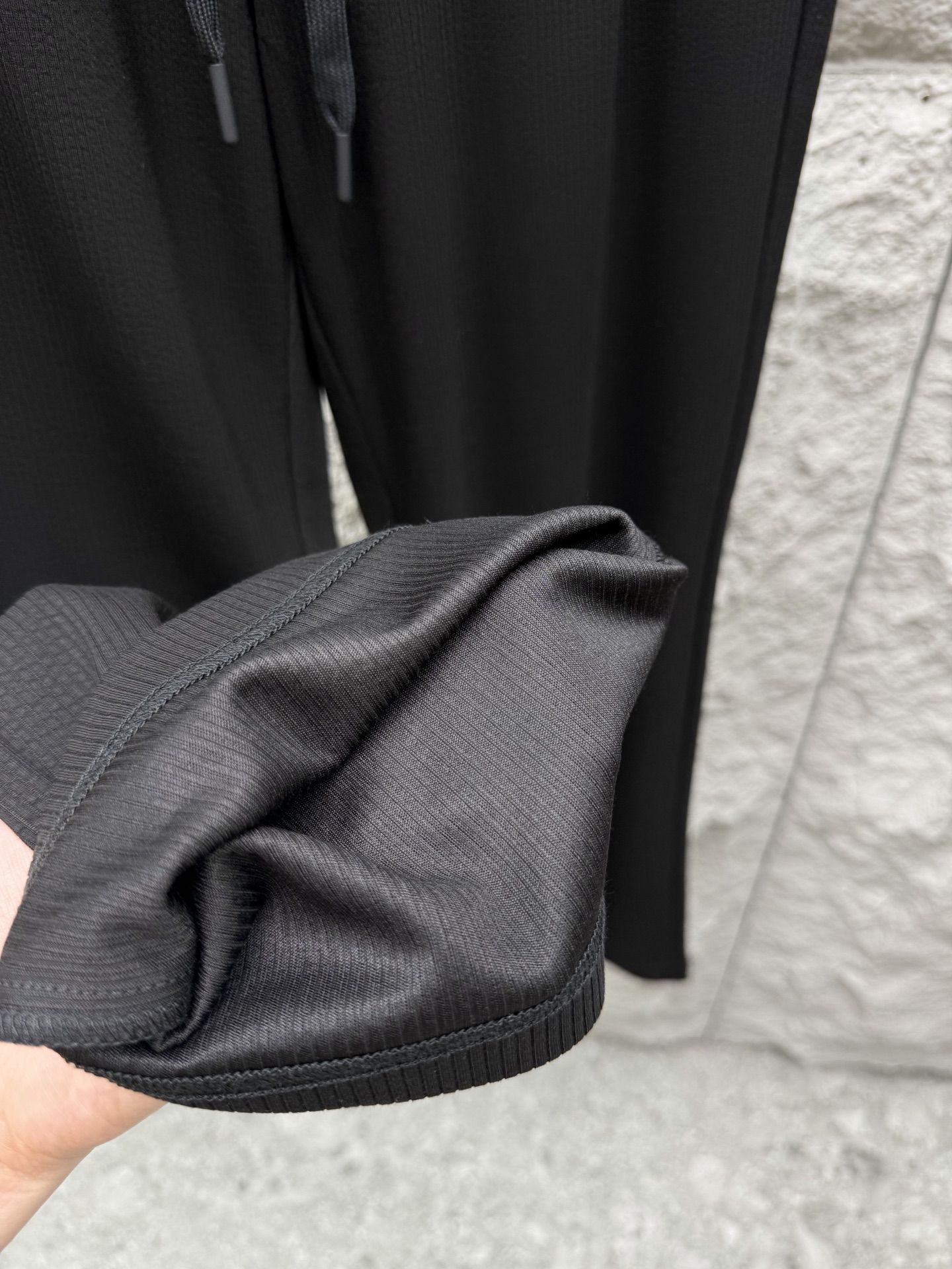 马吉拉🔥🔥春夏新款刺绣标签天丝混纺休闲裤，高端男士必备超柔超弹直筒裤。特供顶级渠道分享，后口袋贴布标签l