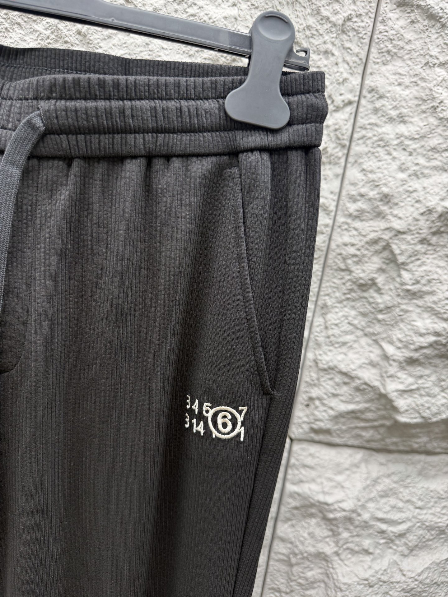 马吉拉🔥🔥春夏新款刺绣标签天丝混纺休闲裤，高端男士必备超柔超弹直筒裤。特供顶级渠道分享，后口袋贴布标签l