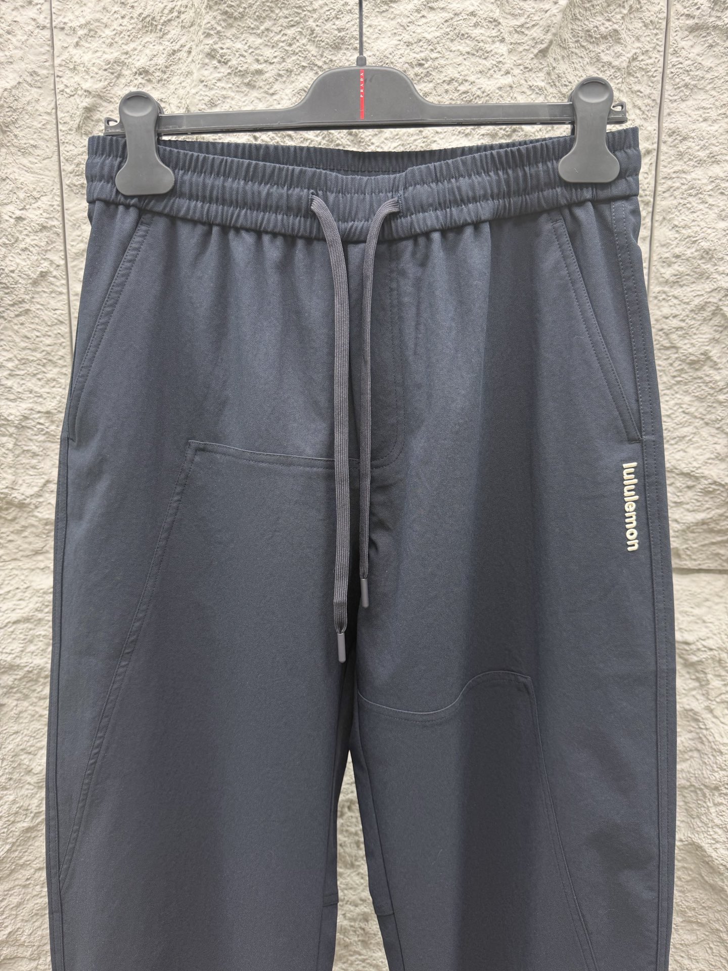 Lulu🔥🔥春夏新款梭织斜纹棉弯刀休闲裤，男士刺绣LOGO点缀弯刀高街长裤。独家渠道，全定制梭织工艺斜纹