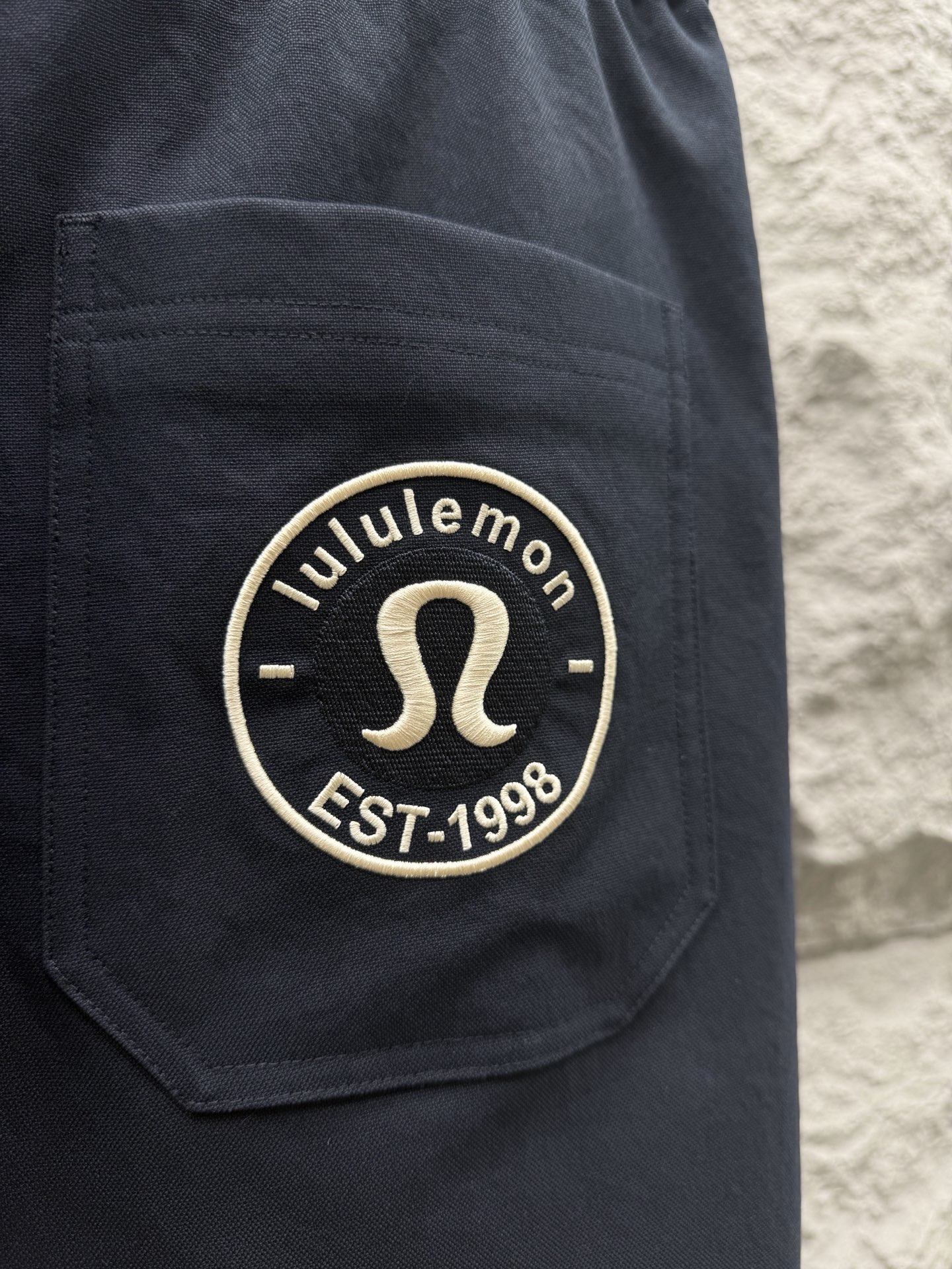 Lulu🔥🔥春夏新款梭织斜纹棉弯刀休闲裤，男士刺绣LOGO点缀弯刀高街长裤。独家渠道，全定制梭织工艺斜纹