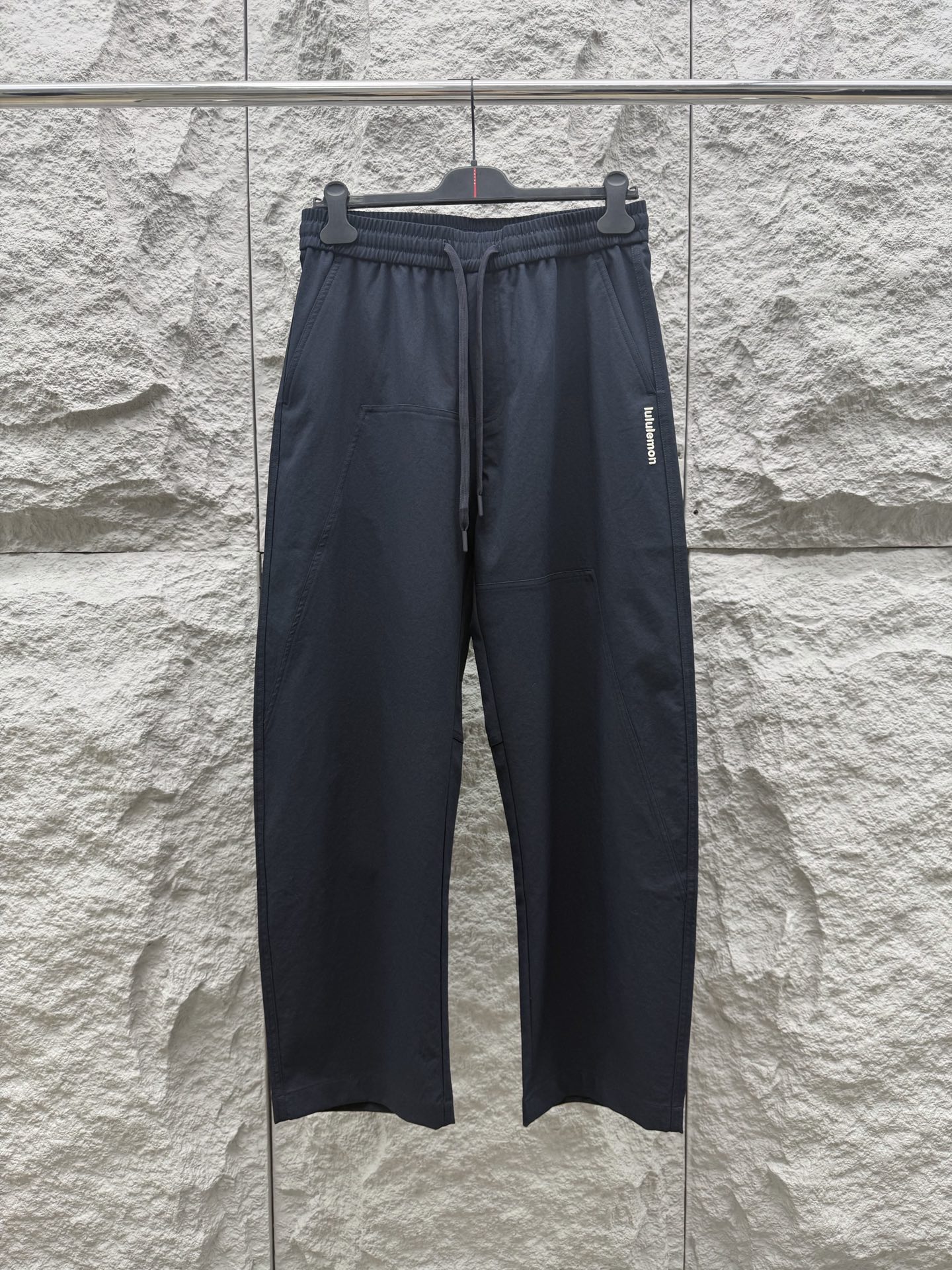 Lulu🔥🔥春夏新款梭织斜纹棉弯刀休闲裤，男士刺绣LOGO点缀弯刀高街长裤。独家渠道，全定制梭织工艺斜纹