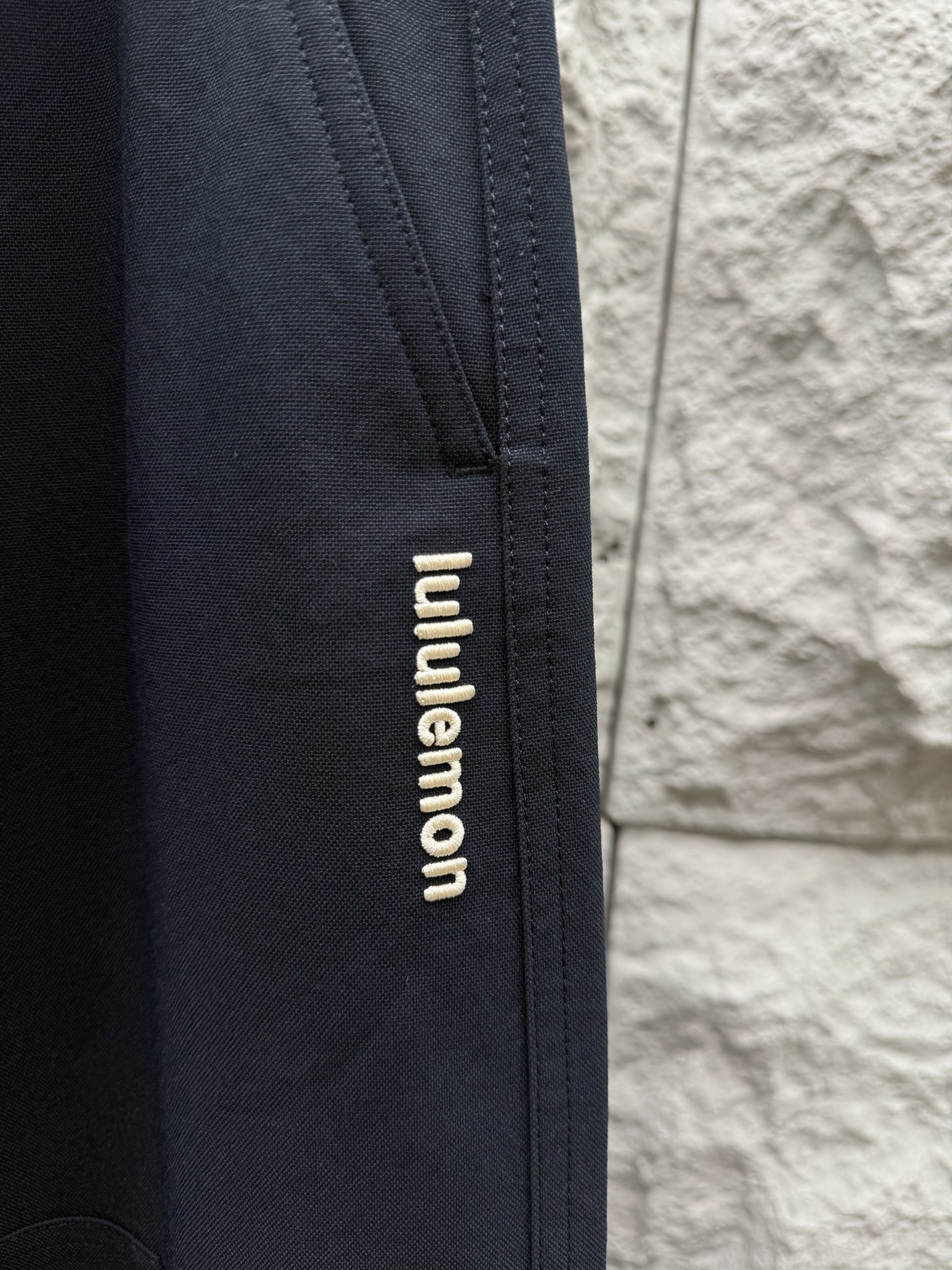 Lulu🔥🔥春夏新款梭织斜纹棉弯刀休闲裤，男士刺绣LOGO点缀弯刀高街长裤。独家渠道，全定制梭织工艺斜纹