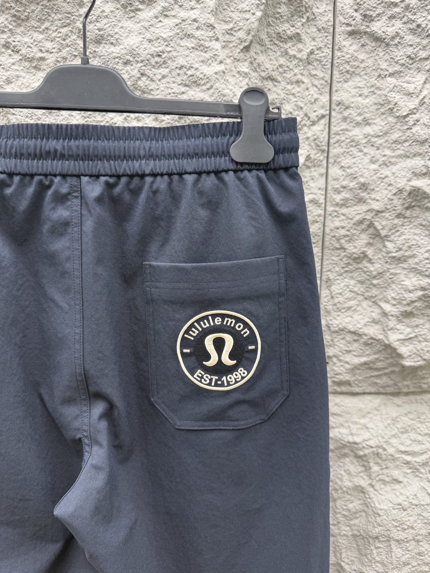 Lulu🔥🔥春夏新款梭织斜纹棉弯刀休闲裤，男士刺绣LOGO点缀弯刀高街长裤。独家渠道，全定制梭织工艺斜纹