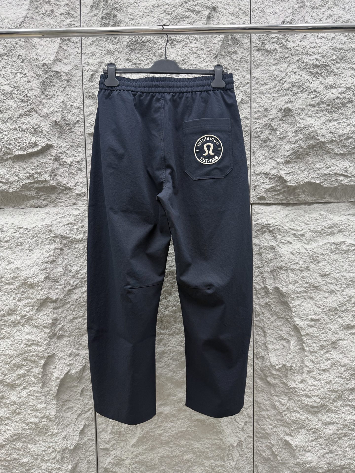 Lulu🔥🔥春夏新款梭织斜纹棉弯刀休闲裤，男士刺绣LOGO点缀弯刀高街长裤。独家渠道，全定制梭织工艺斜纹