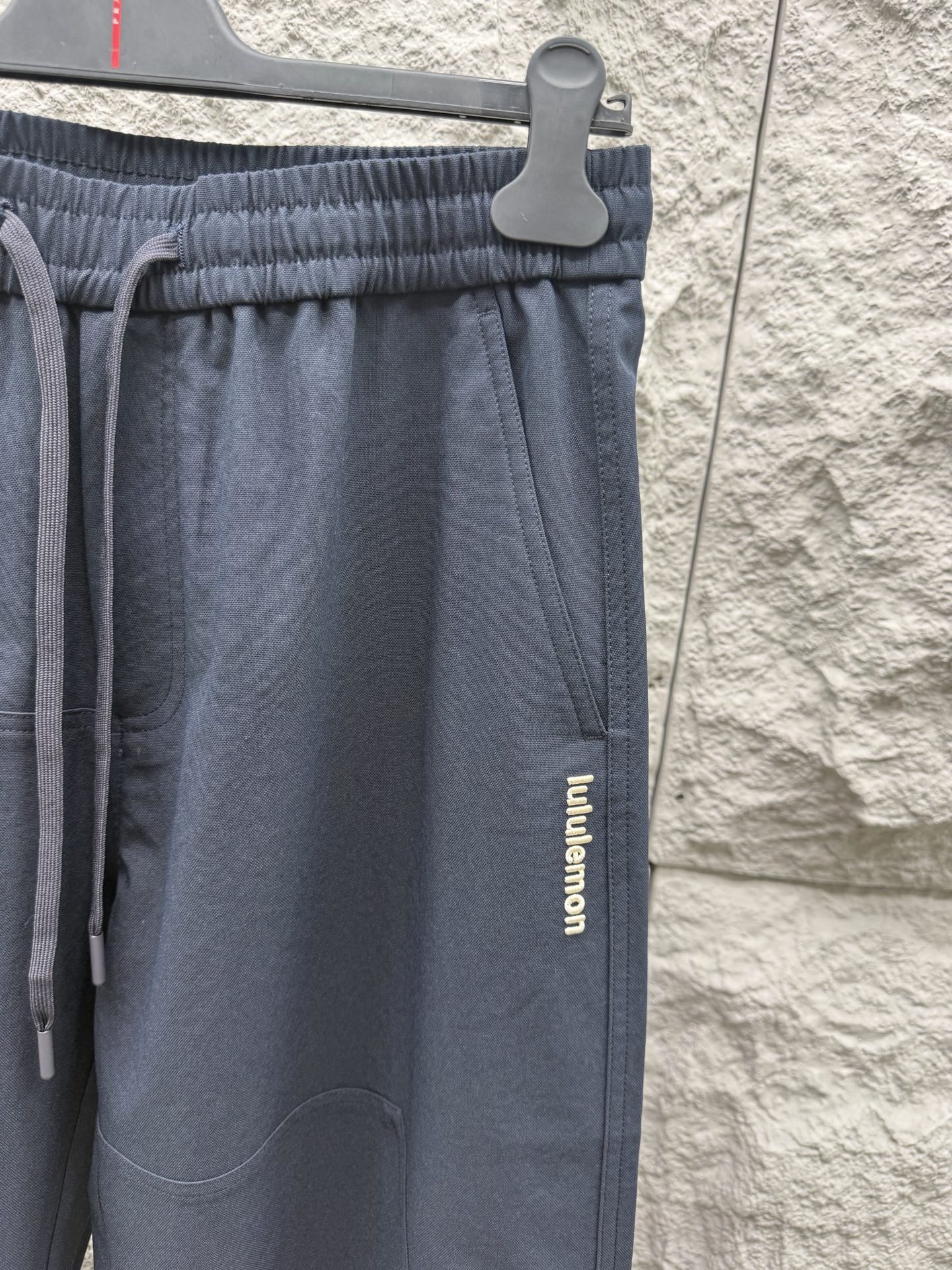 Lulu🔥🔥春夏新款梭织斜纹棉弯刀休闲裤，男士刺绣LOGO点缀弯刀高街长裤。独家渠道，全定制梭织工艺斜纹