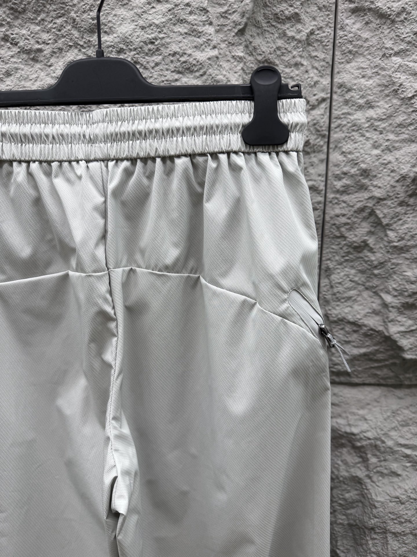 迪桑特🔥🔥春夏新款休闲裤，香港洋行渠道货，高级优质面料，细腻柔软程度非同一般。处处彰显独特的风格魅力，毋