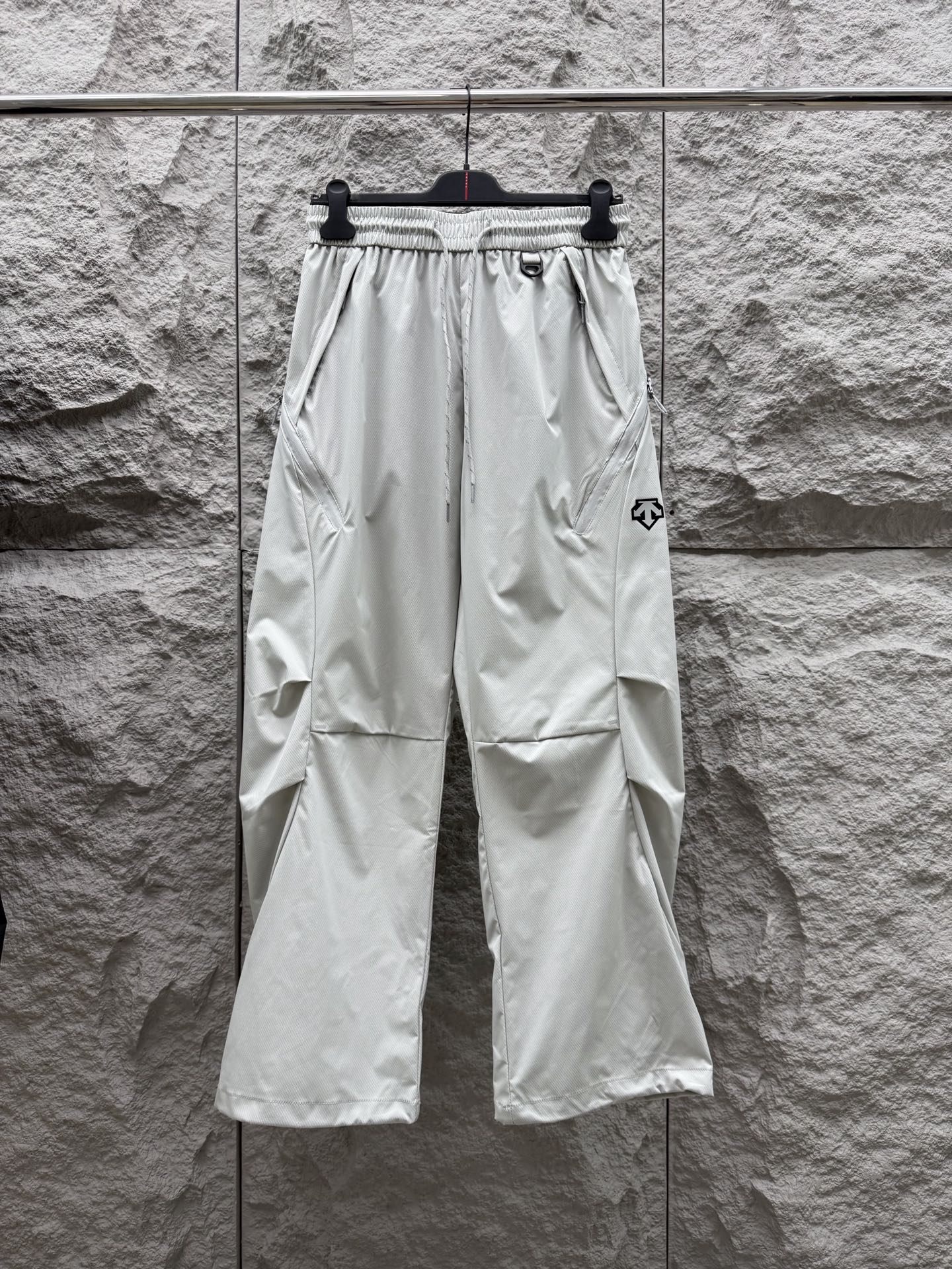 迪桑特🔥🔥春夏新款休闲裤，香港洋行渠道货，高级优质面料，细腻柔软程度非同一般。处处彰显独特的风格魅力，毋