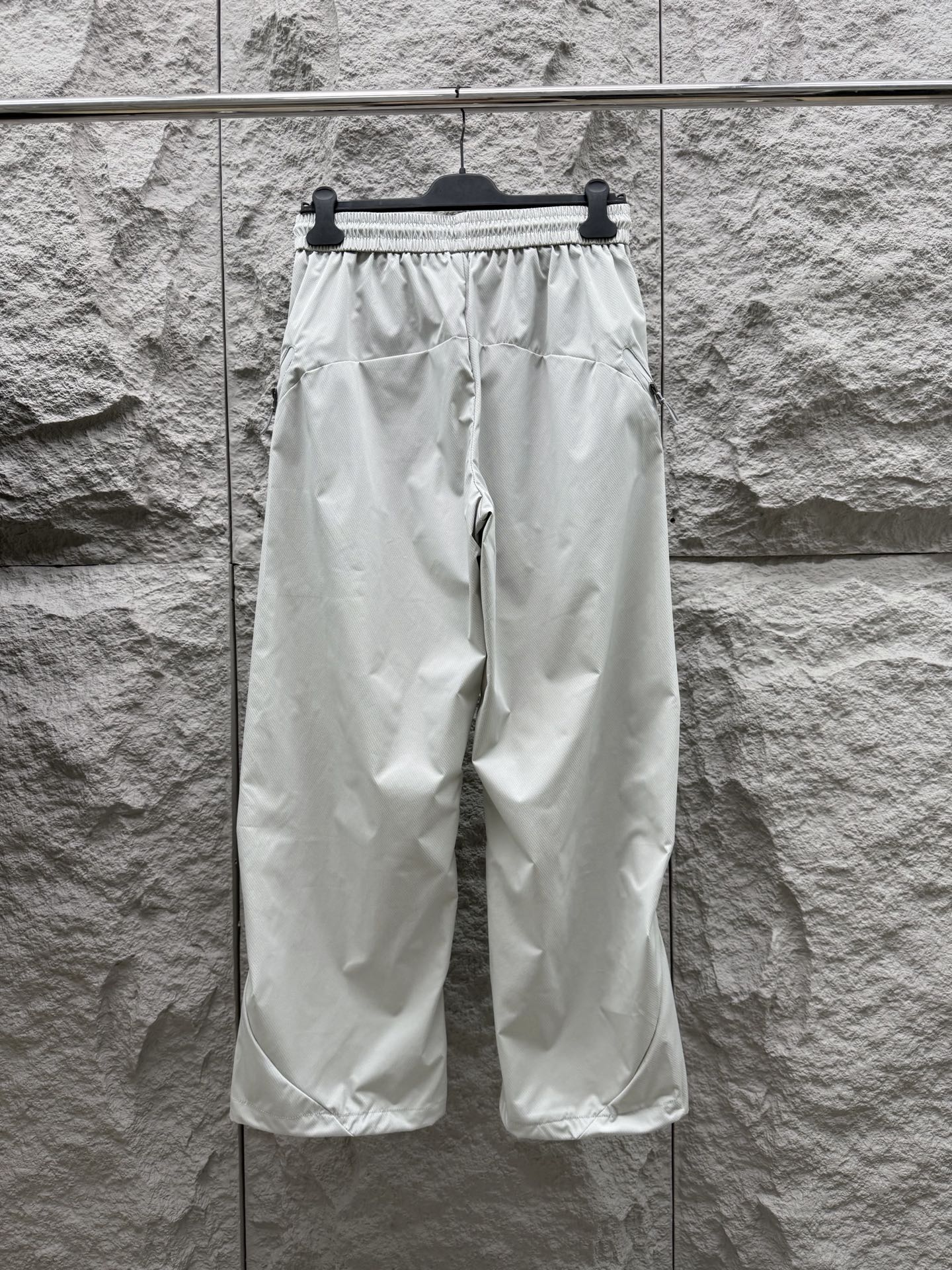 迪桑特🔥🔥春夏新款休闲裤，香港洋行渠道货，高级优质面料，细腻柔软程度非同一般。处处彰显独特的风格魅力，毋