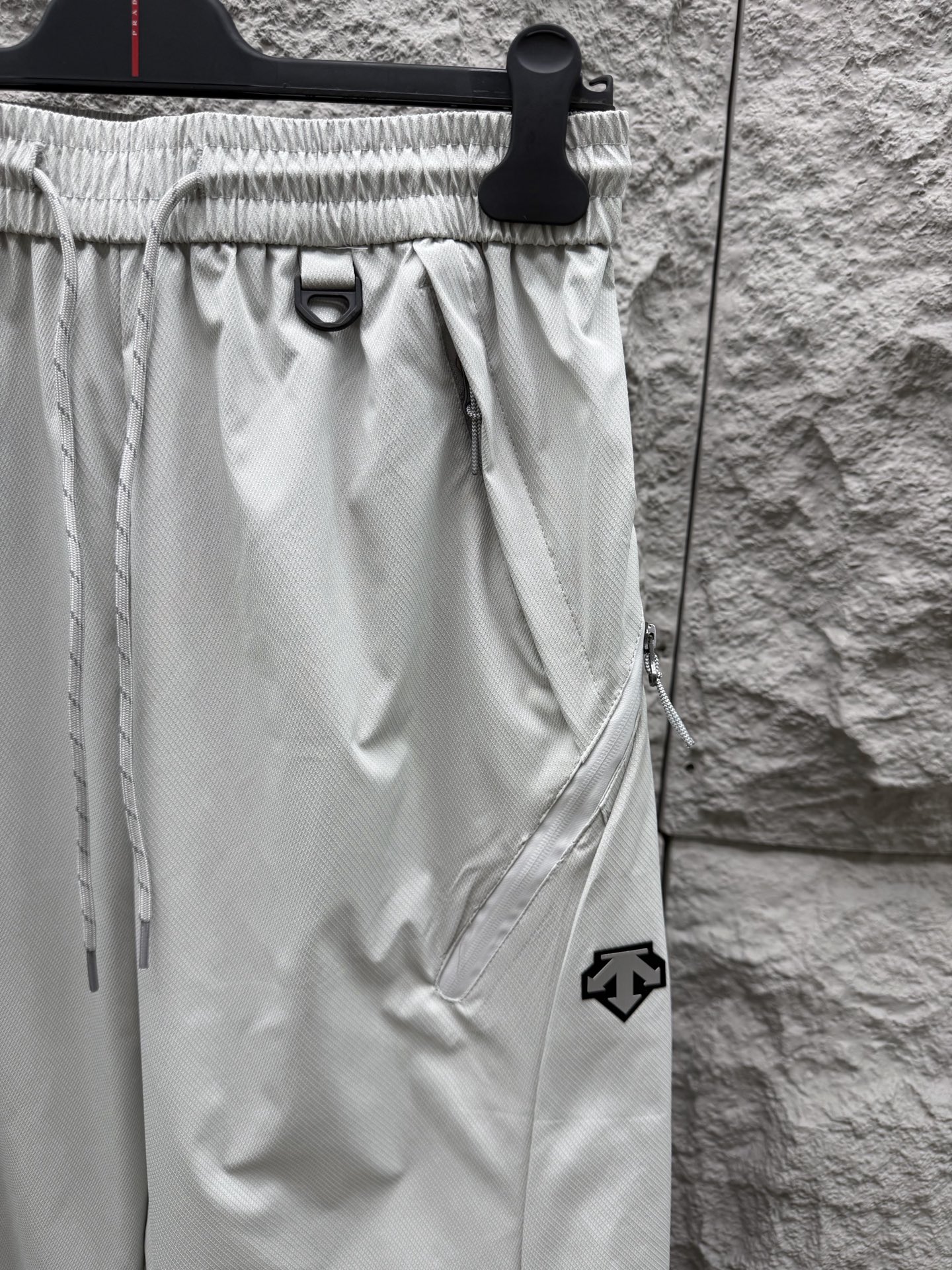 迪桑特🔥🔥春夏新款休闲裤，香港洋行渠道货，高级优质面料，细腻柔软程度非同一般。处处彰显独特的风格魅力，毋