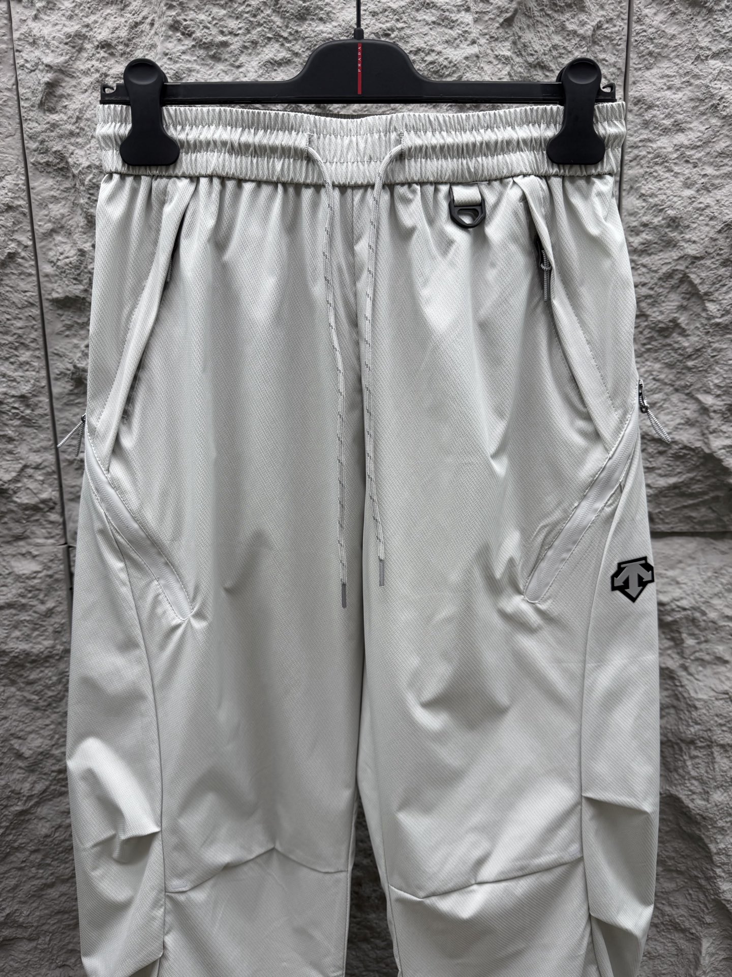 迪桑特🔥🔥春夏新款休闲裤，香港洋行渠道货，高级优质面料，细腻柔软程度非同一般。处处彰显独特的风格魅力，毋