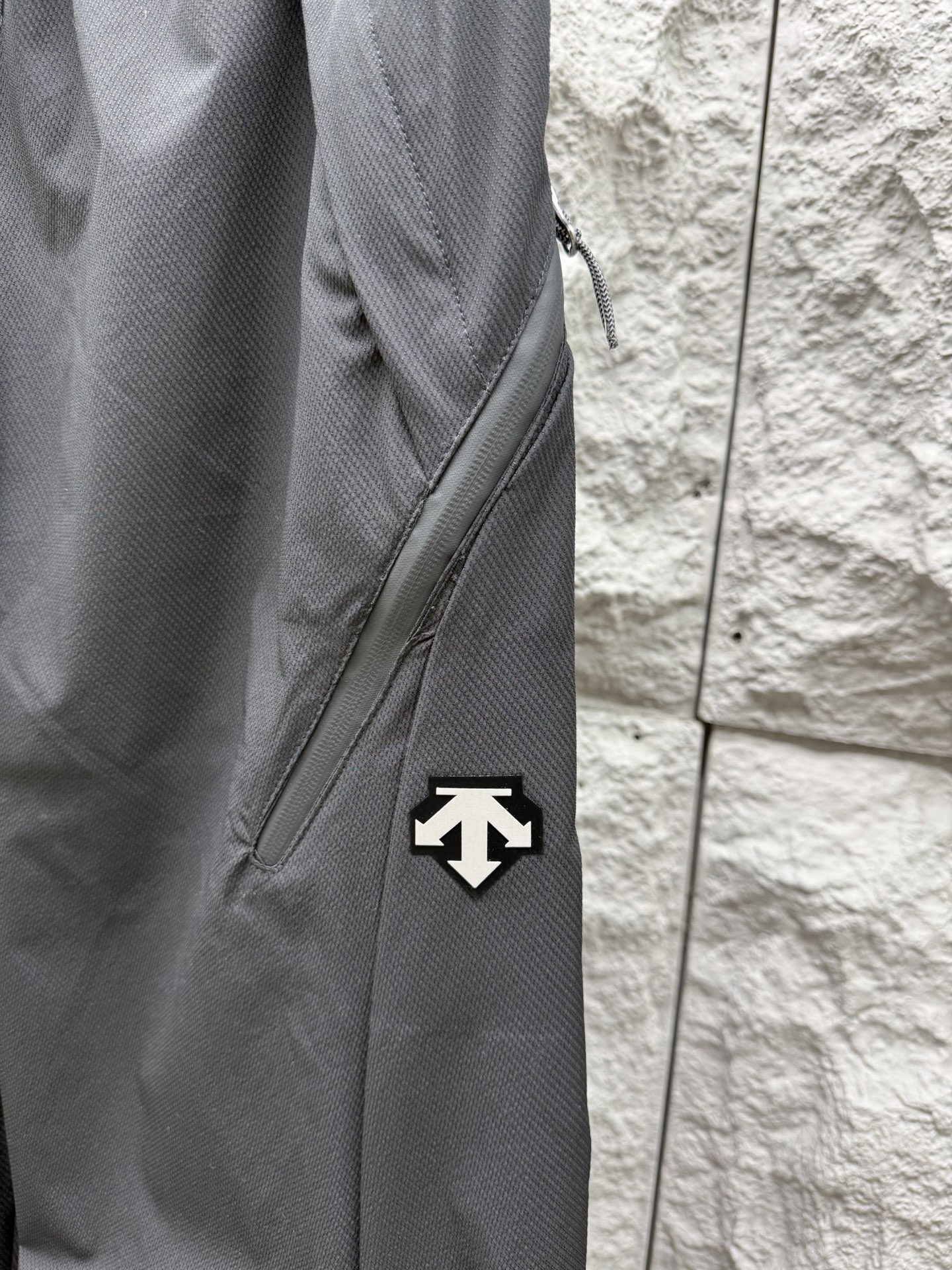 迪桑特🔥🔥春夏新款休闲裤，香港洋行渠道货，高级优质面料，细腻柔软程度非同一般。处处彰显独特的风格魅力，毋