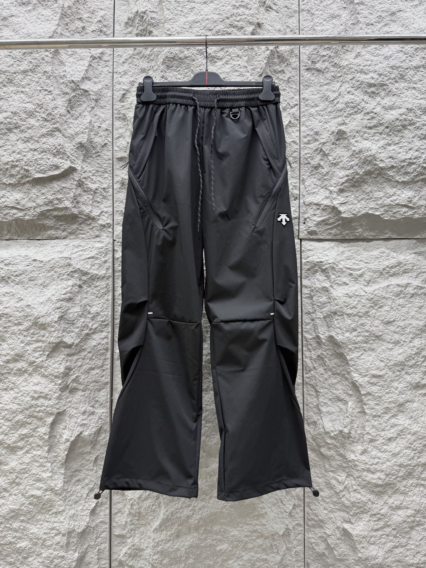 迪桑特🔥🔥春夏新款休闲裤，香港洋行渠道货，高级优质面料，细腻柔软程度非同一般。处处彰显独特的风格魅力，毋