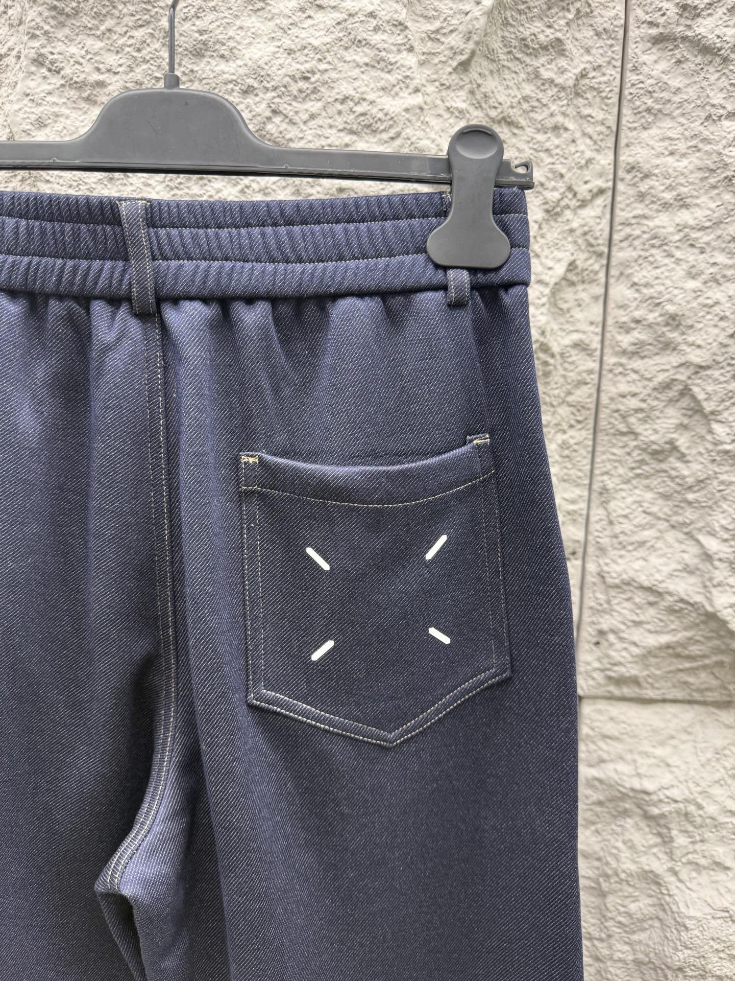 马吉拉🔥🔥春夏新款天丝混纺垂感休闲裤，高端男士必备超柔超弹直筒裤。特供顶级渠道分享，辨识度超高。用面料征