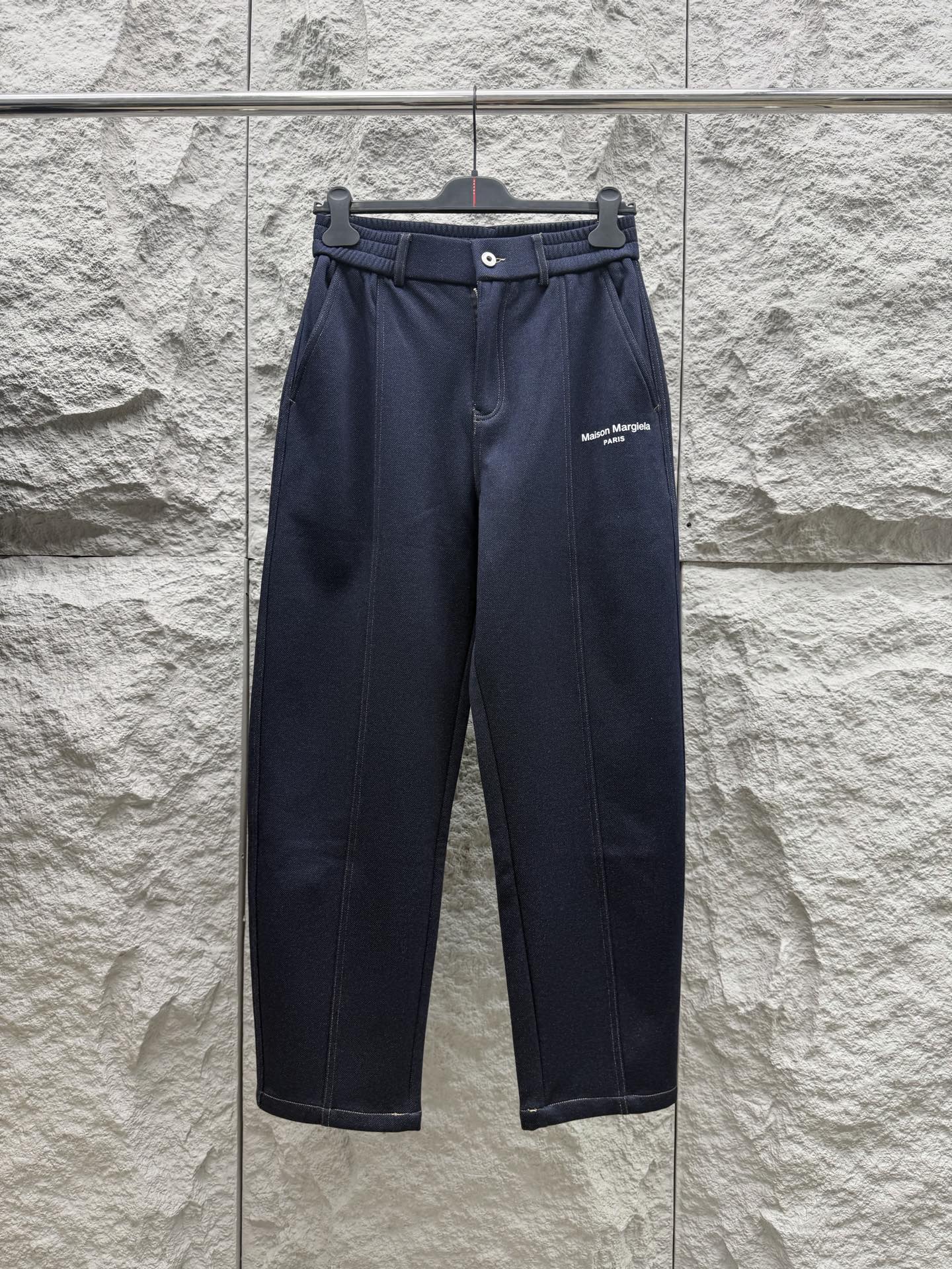 马吉拉🔥🔥春夏新款天丝混纺垂感休闲裤，高端男士必备超柔超弹直筒裤。特供顶级渠道分享，辨识度超高。用面料征