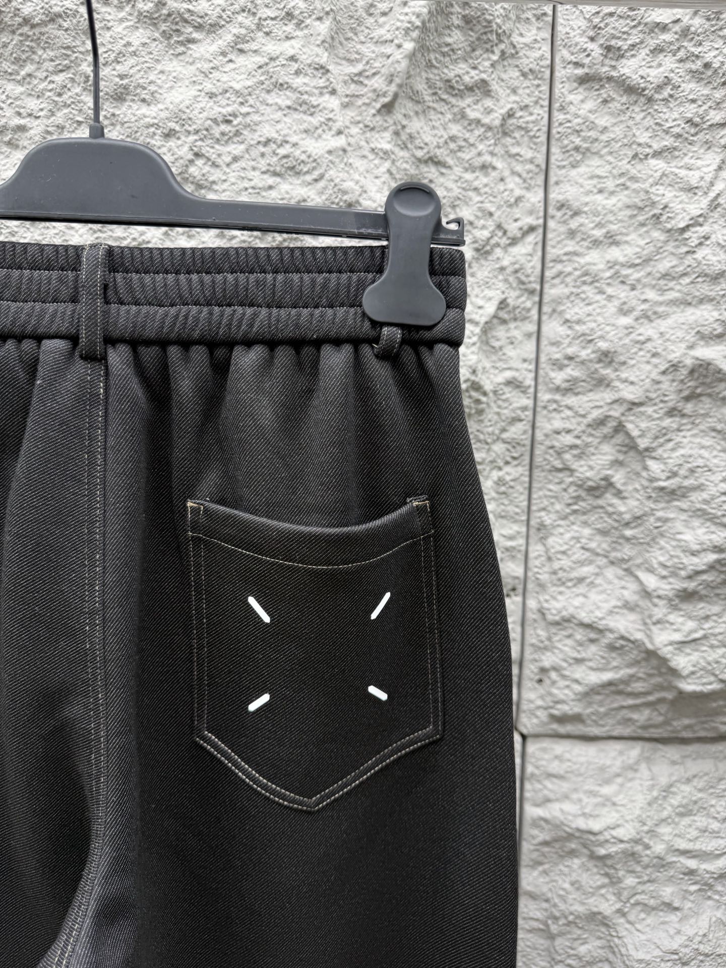 马吉拉🔥🔥春夏新款天丝混纺垂感休闲裤，高端男士必备超柔超弹直筒裤。特供顶级渠道分享，辨识度超高。用面料征