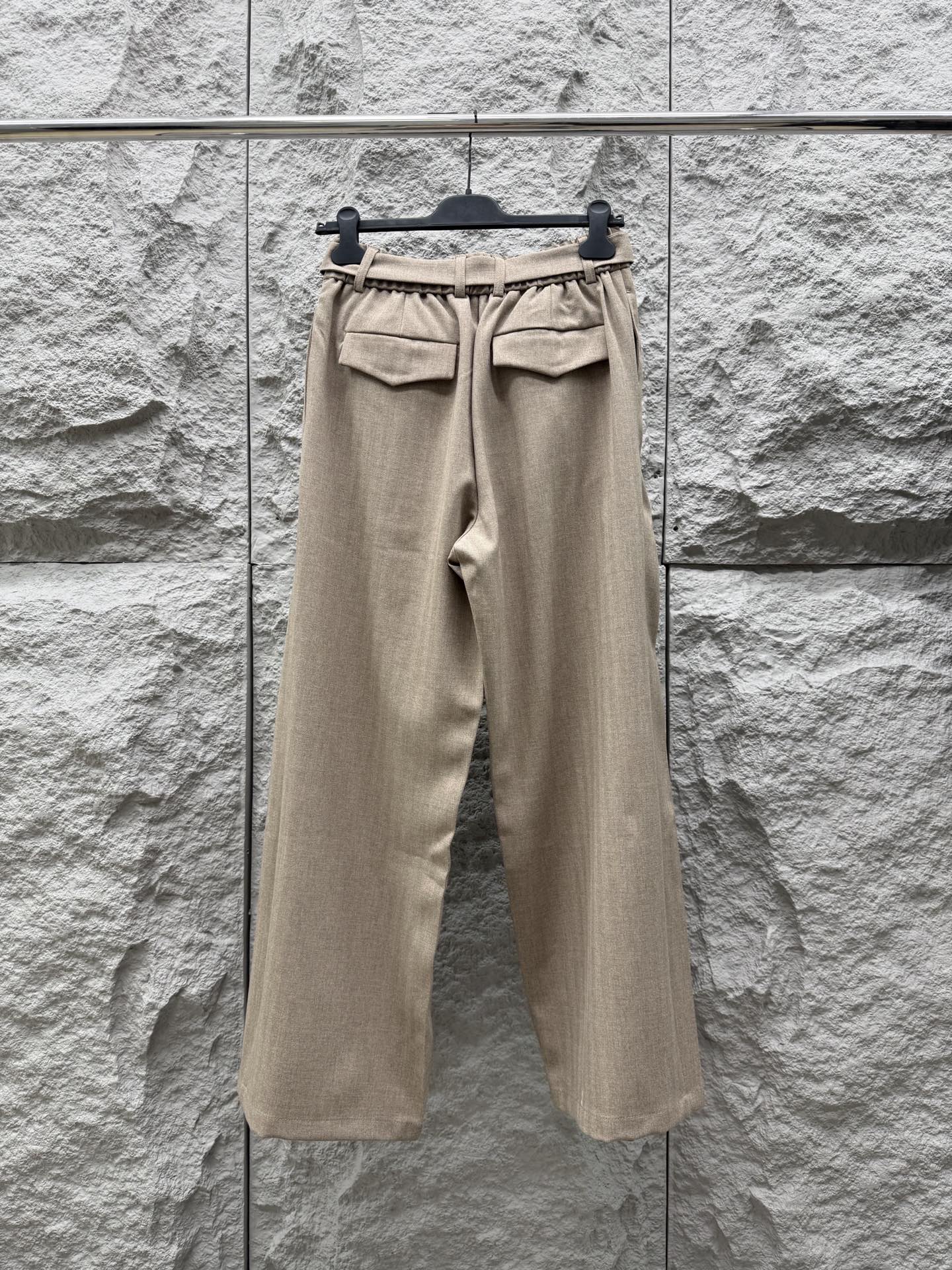 马吉拉🔥🔥春夏新款宽松阔腿休闲西裤，压褶设计简直是神来之笔，不仅增加了裤子的层次感，还超级显瘦，抽绳视觉