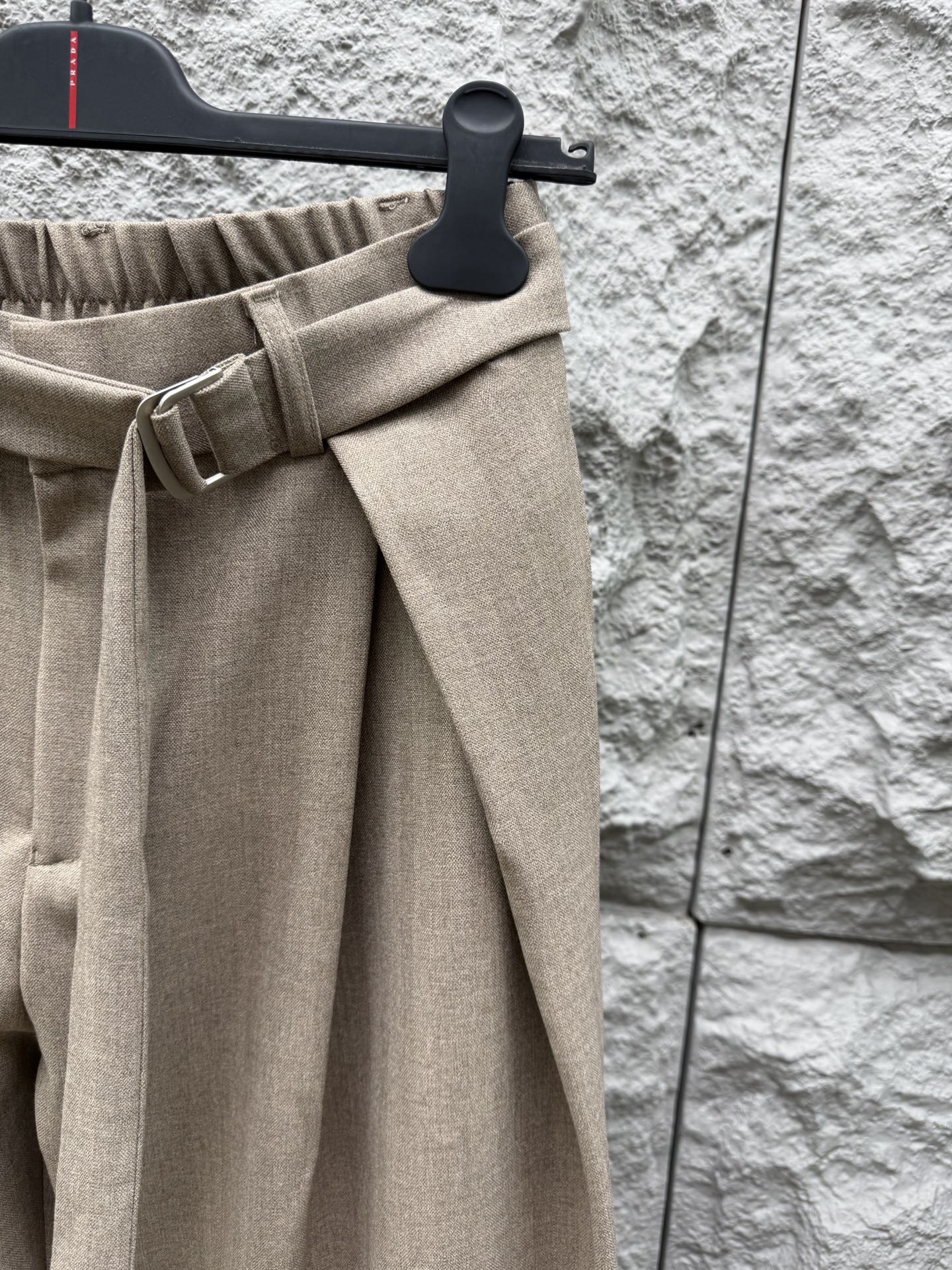 马吉拉🔥🔥春夏新款宽松阔腿休闲西裤，压褶设计简直是神来之笔，不仅增加了裤子的层次感，还超级显瘦，抽绳视觉