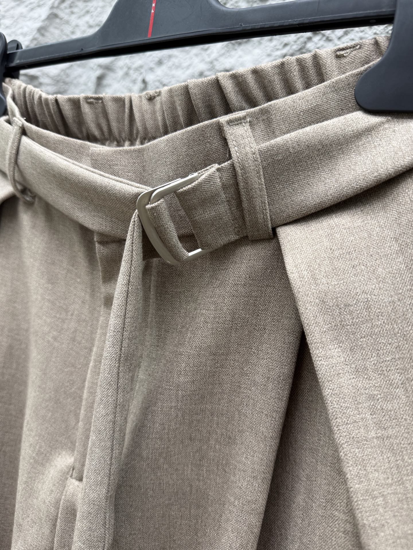 马吉拉🔥🔥春夏新款宽松阔腿休闲西裤，压褶设计简直是神来之笔，不仅增加了裤子的层次感，还超级显瘦，抽绳视觉