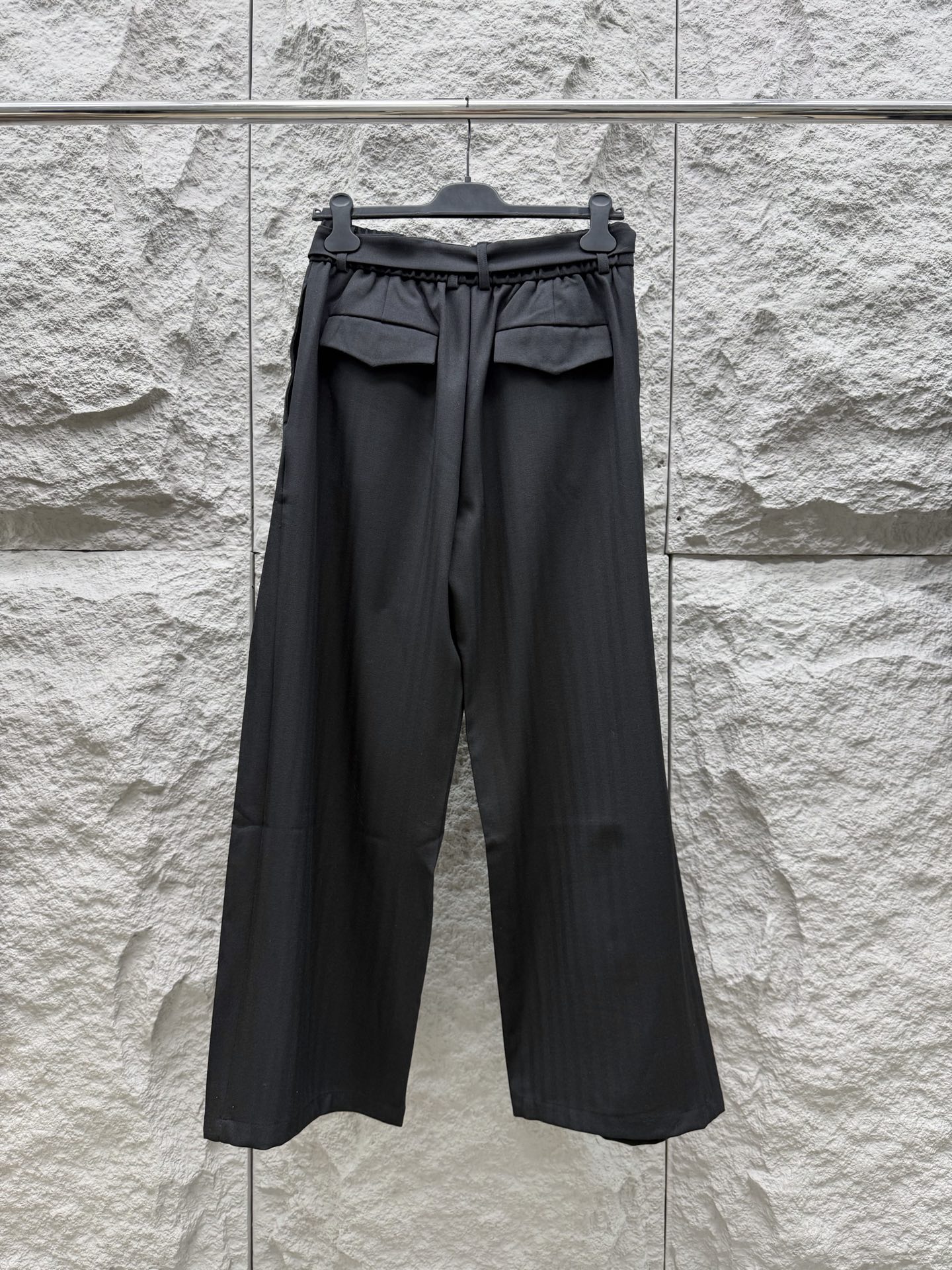 马吉拉🔥🔥春夏新款宽松阔腿休闲西裤，压褶设计简直是神来之笔，不仅增加了裤子的层次感，还超级显瘦，抽绳视觉