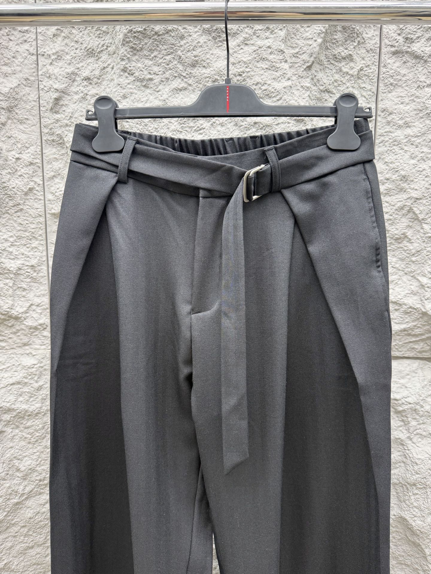 马吉拉🔥🔥春夏新款宽松阔腿休闲西裤，压褶设计简直是神来之笔，不仅增加了裤子的层次感，还超级显瘦，抽绳视觉