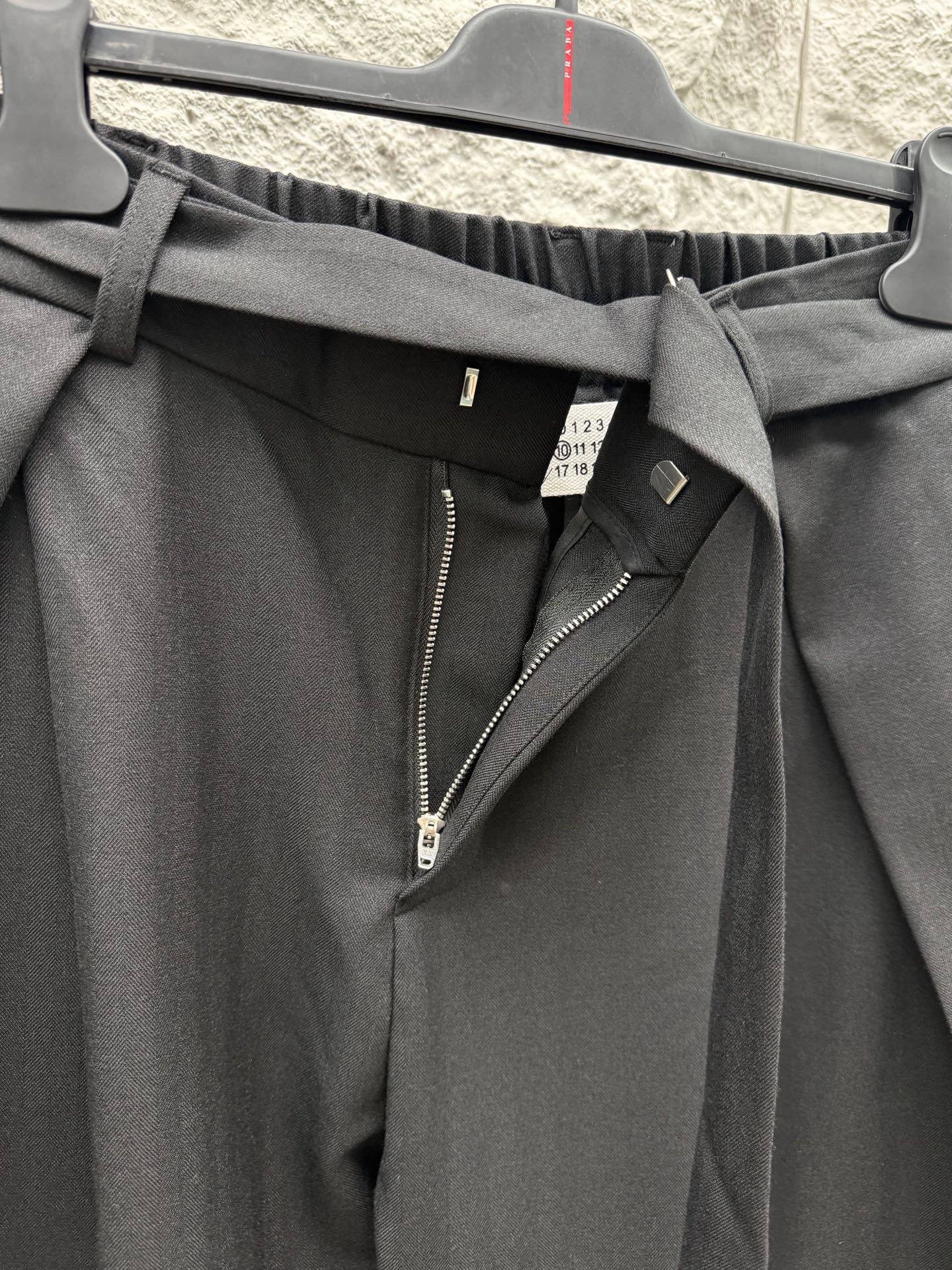 马吉拉🔥🔥春夏新款宽松阔腿休闲西裤，压褶设计简直是神来之笔，不仅增加了裤子的层次感，还超级显瘦，抽绳视觉