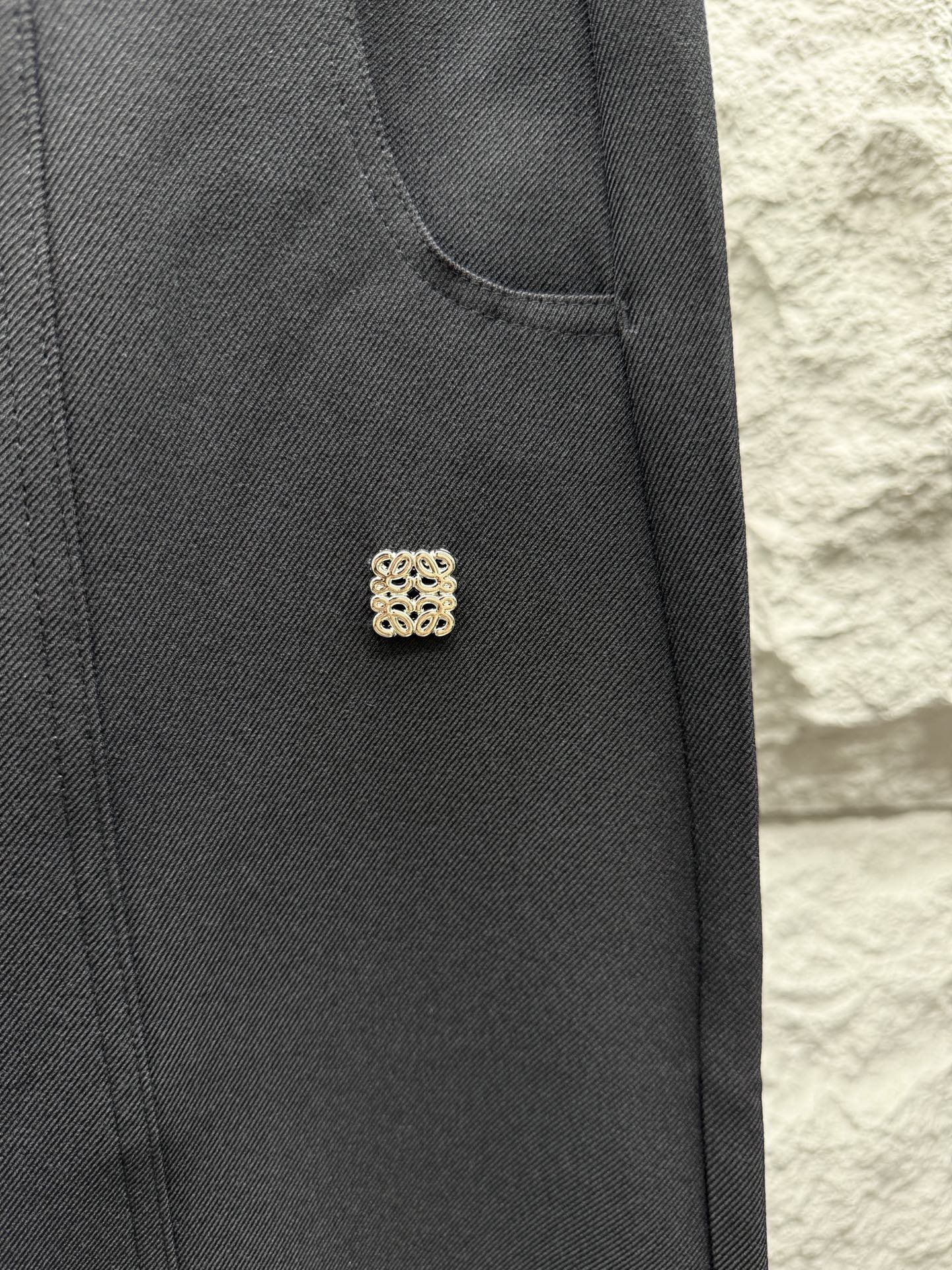 罗意威🔥🔥春夏新款休闲西裤，香港洋行渠道货，高级优质棉质面料，细腻柔软程度非同一般。金属标识增添看点，处