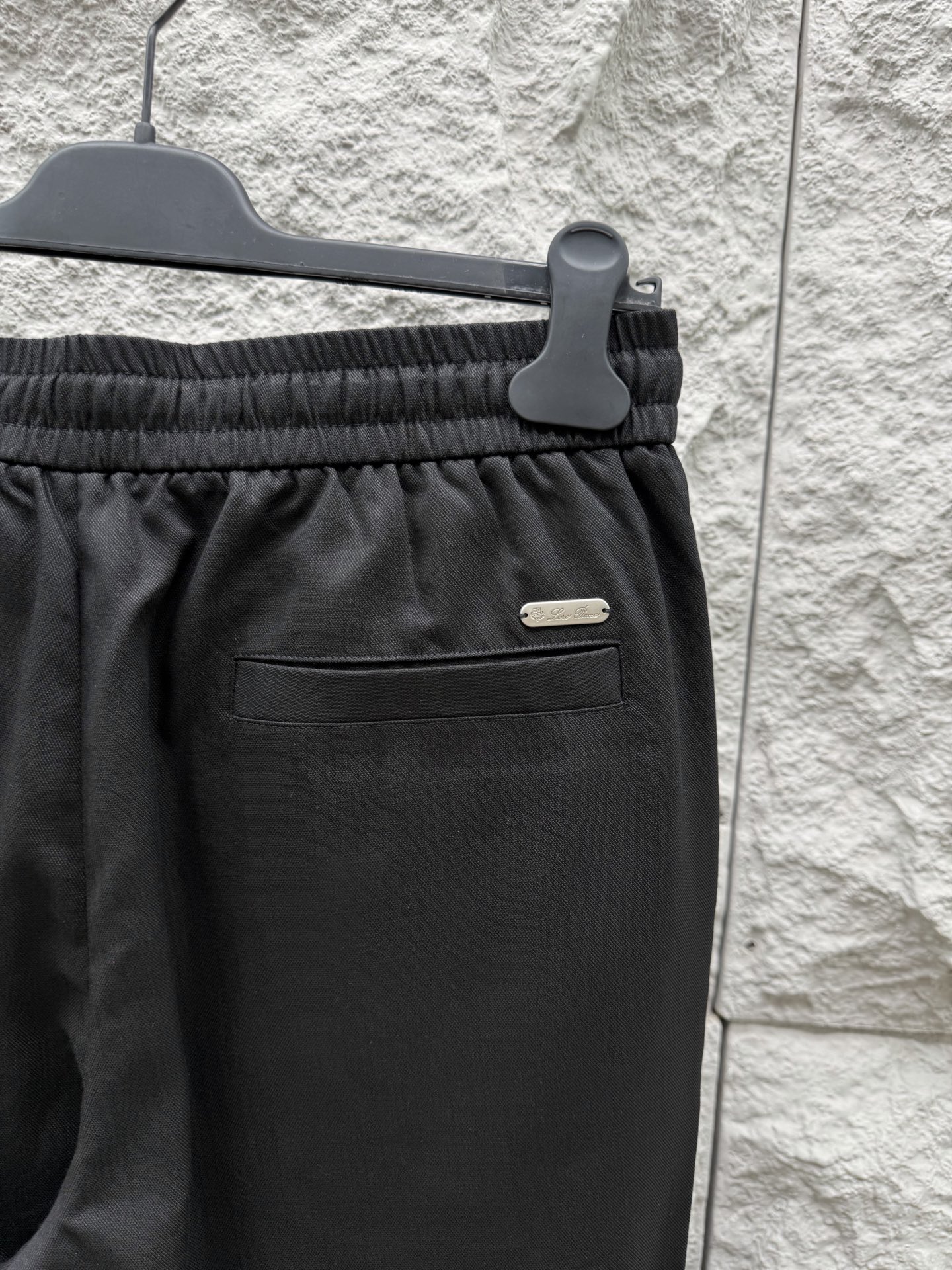 Loro Piana🔥🔥春夏新款刺绣标签天丝混纺休闲裤，高端男士必备超柔超弹直筒裤。特供顶级渠道分享，后