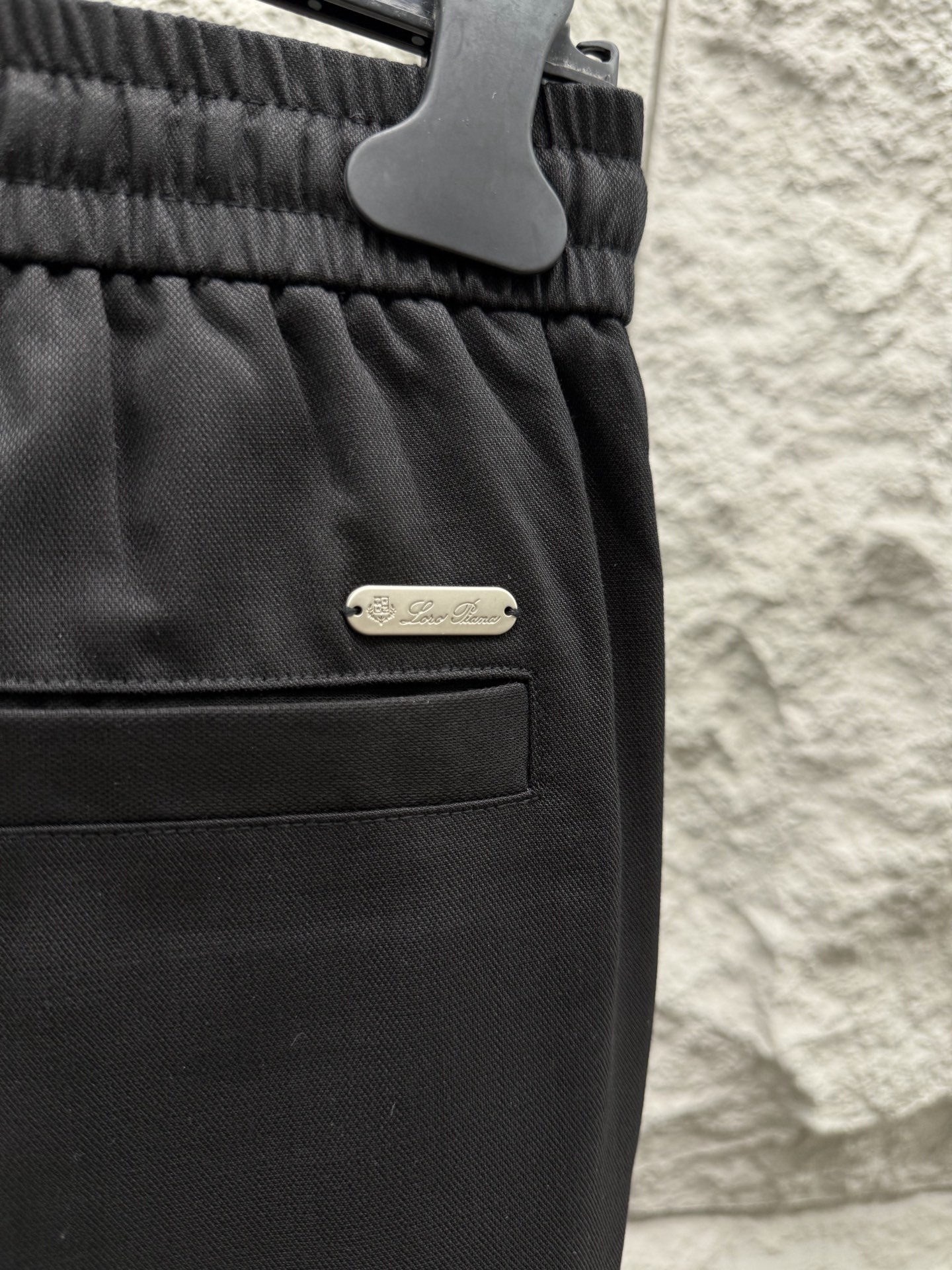 Loro Piana🔥🔥春夏新款刺绣标签天丝混纺休闲裤，高端男士必备超柔超弹直筒裤。特供顶级渠道分享，后