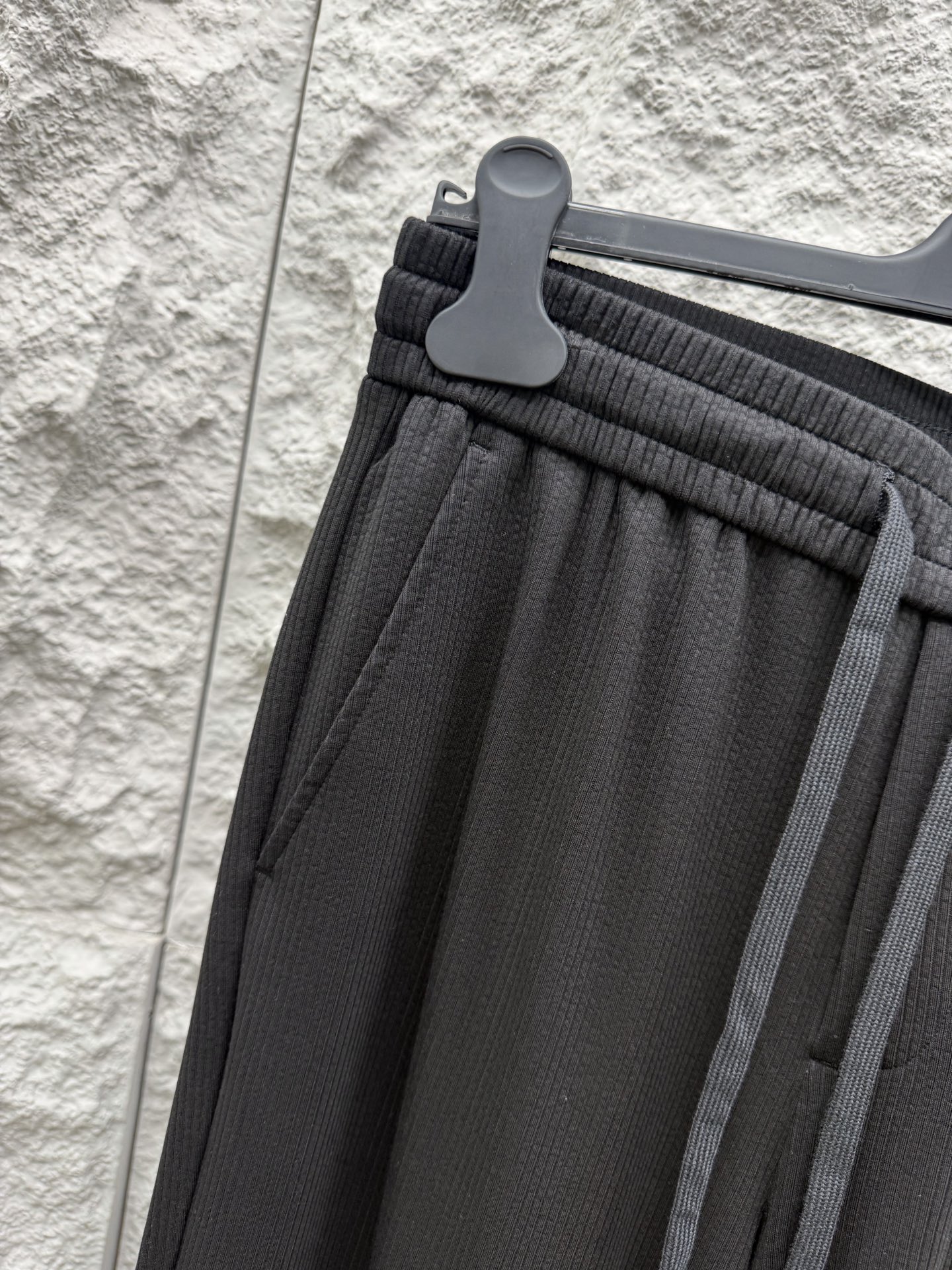 Loro Piana🔥🔥春夏新款刺绣标签天丝混纺休闲裤，高端男士必备超柔超弹直筒裤。特供顶级渠道分享，后