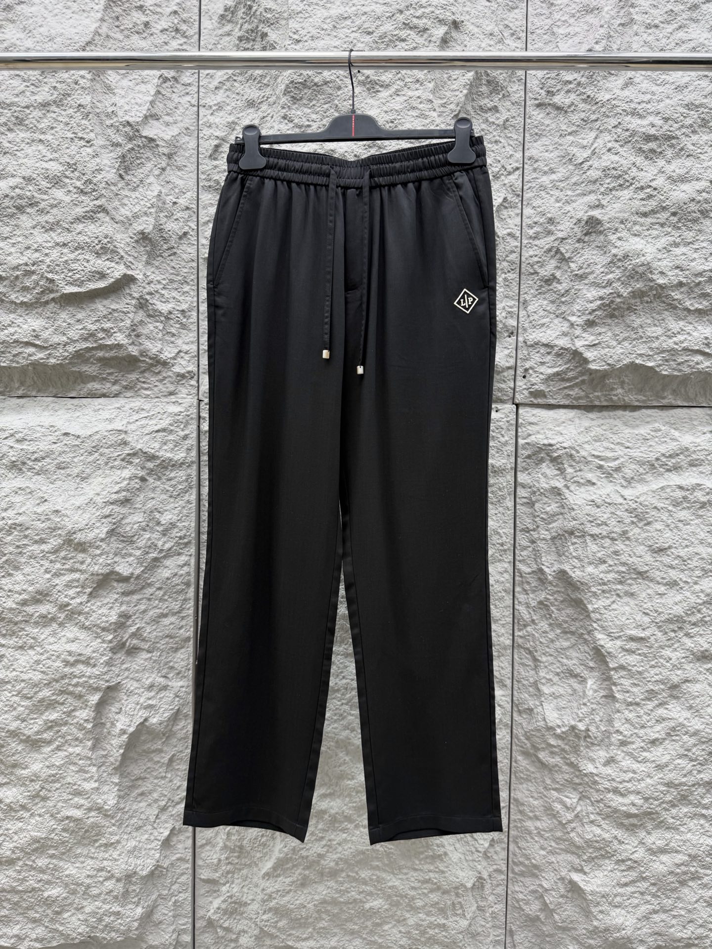 Loro Piana🔥🔥春夏新款刺绣标签天丝混纺休闲裤，高端男士必备超柔超弹直筒裤。特供顶级渠道分享，后