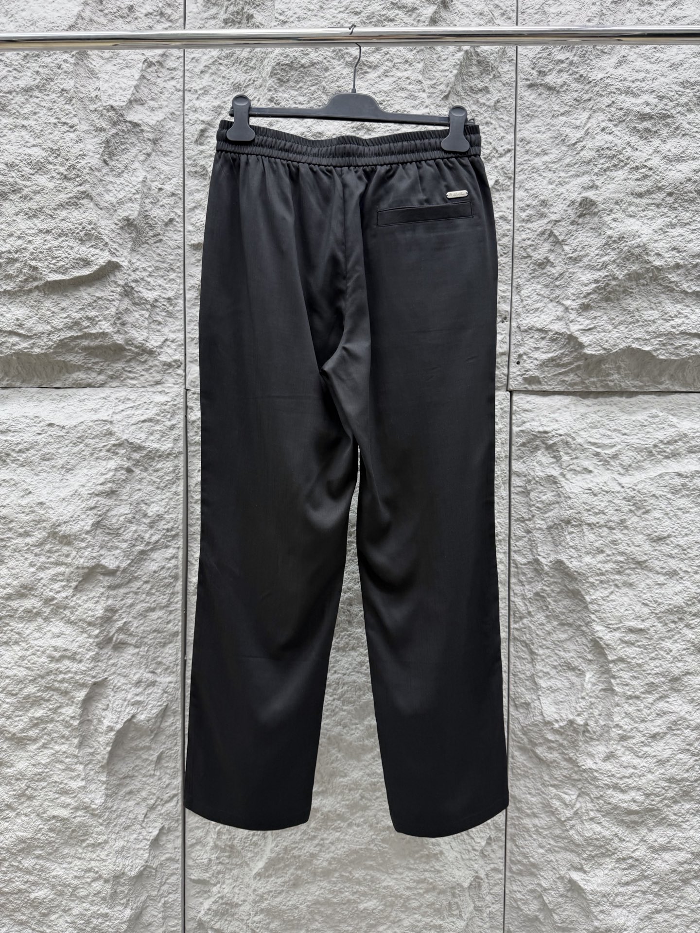 Loro Piana🔥🔥春夏新款刺绣标签天丝混纺休闲裤，高端男士必备超柔超弹直筒裤。特供顶级渠道分享，后