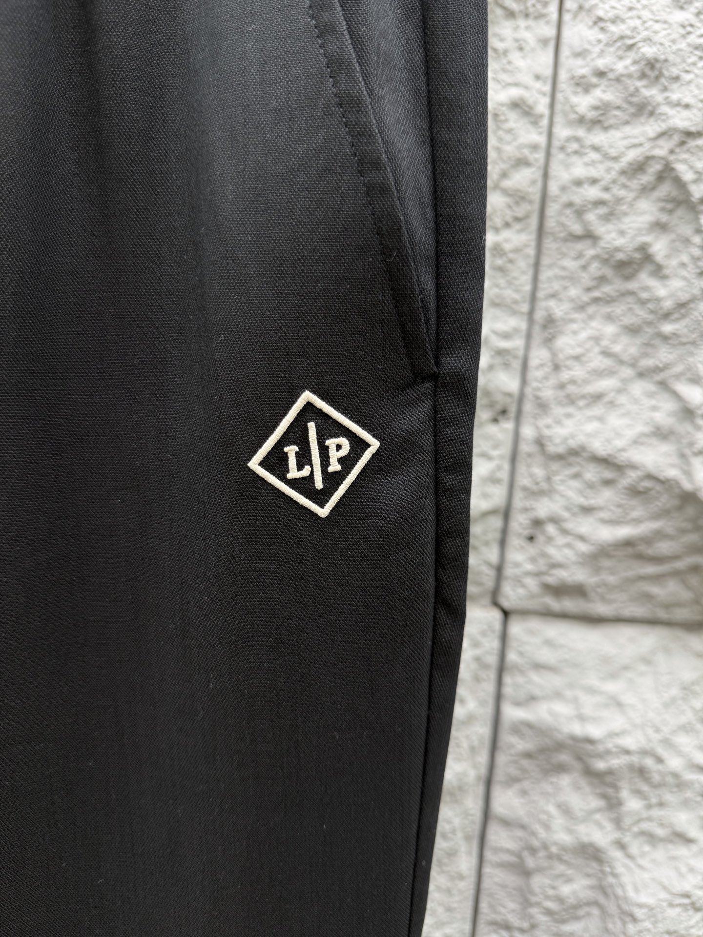 Loro Piana🔥🔥春夏新款刺绣标签天丝混纺休闲裤，高端男士必备超柔超弹直筒裤。特供顶级渠道分享，后