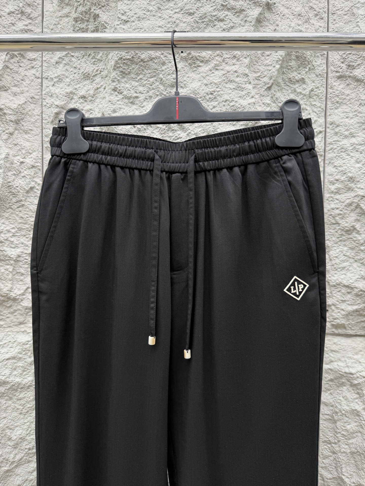 Loro Piana🔥🔥春夏新款刺绣标签天丝混纺休闲裤，高端男士必备超柔超弹直筒裤。特供顶级渠道分享，后