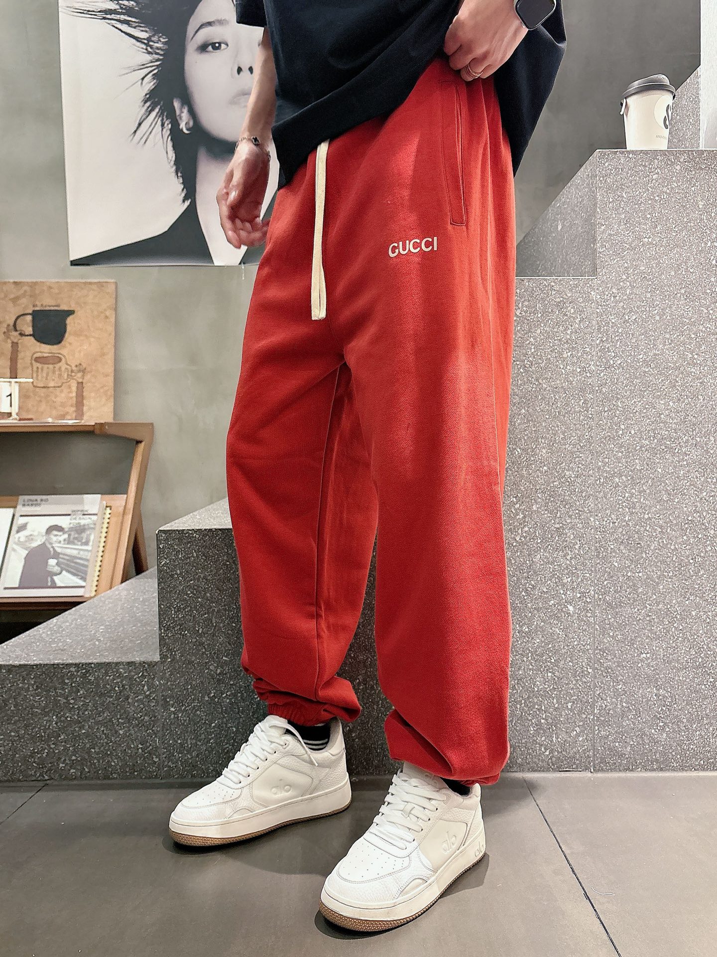 古家🔥🔥春季新款休闲裤，定制优质毛圈棉质面料，亲肤舒适，前后面标识采用植绒设计，裤身设计超级时尚。上身有