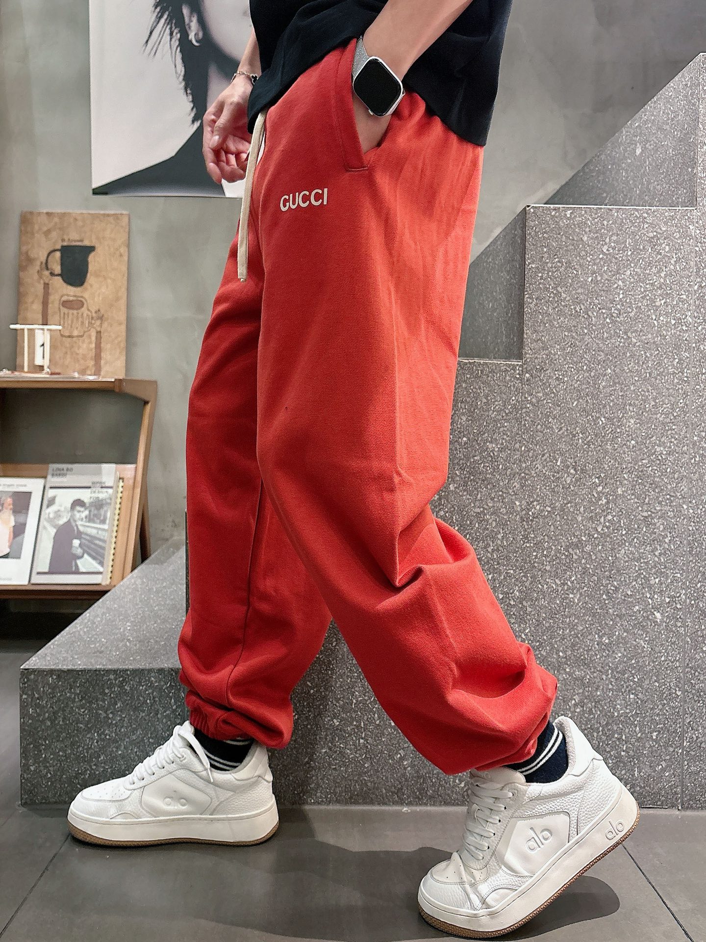 古家🔥🔥春季新款休闲裤，定制优质毛圈棉质面料，亲肤舒适，前后面标识采用植绒设计，裤身设计超级时尚。上身有