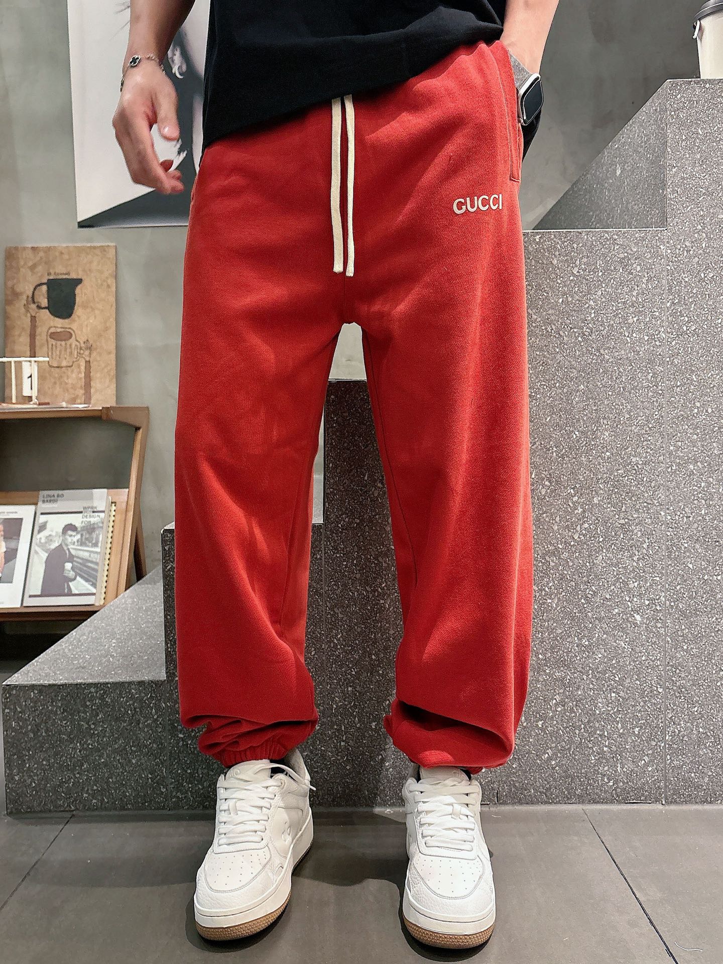 古家🔥🔥春季新款休闲裤，定制优质毛圈棉质面料，亲肤舒适，前后面标识采用植绒设计，裤身设计超级时尚。上身有