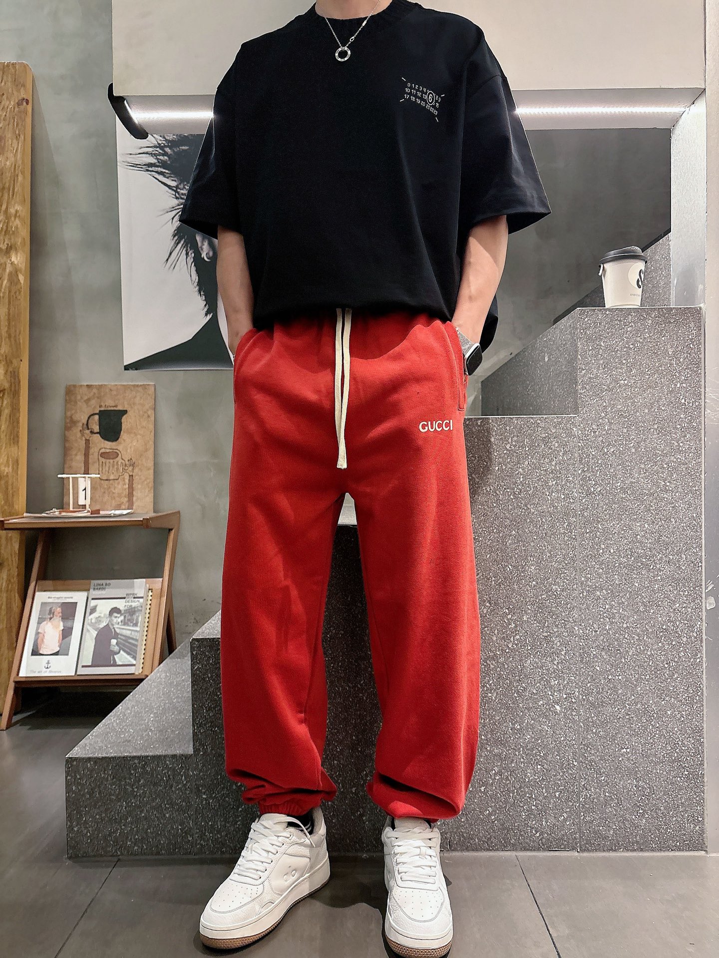 古家🔥🔥春季新款休闲裤，定制优质毛圈棉质面料，亲肤舒适，前后面标识采用植绒设计，裤身设计超级时尚。上身有