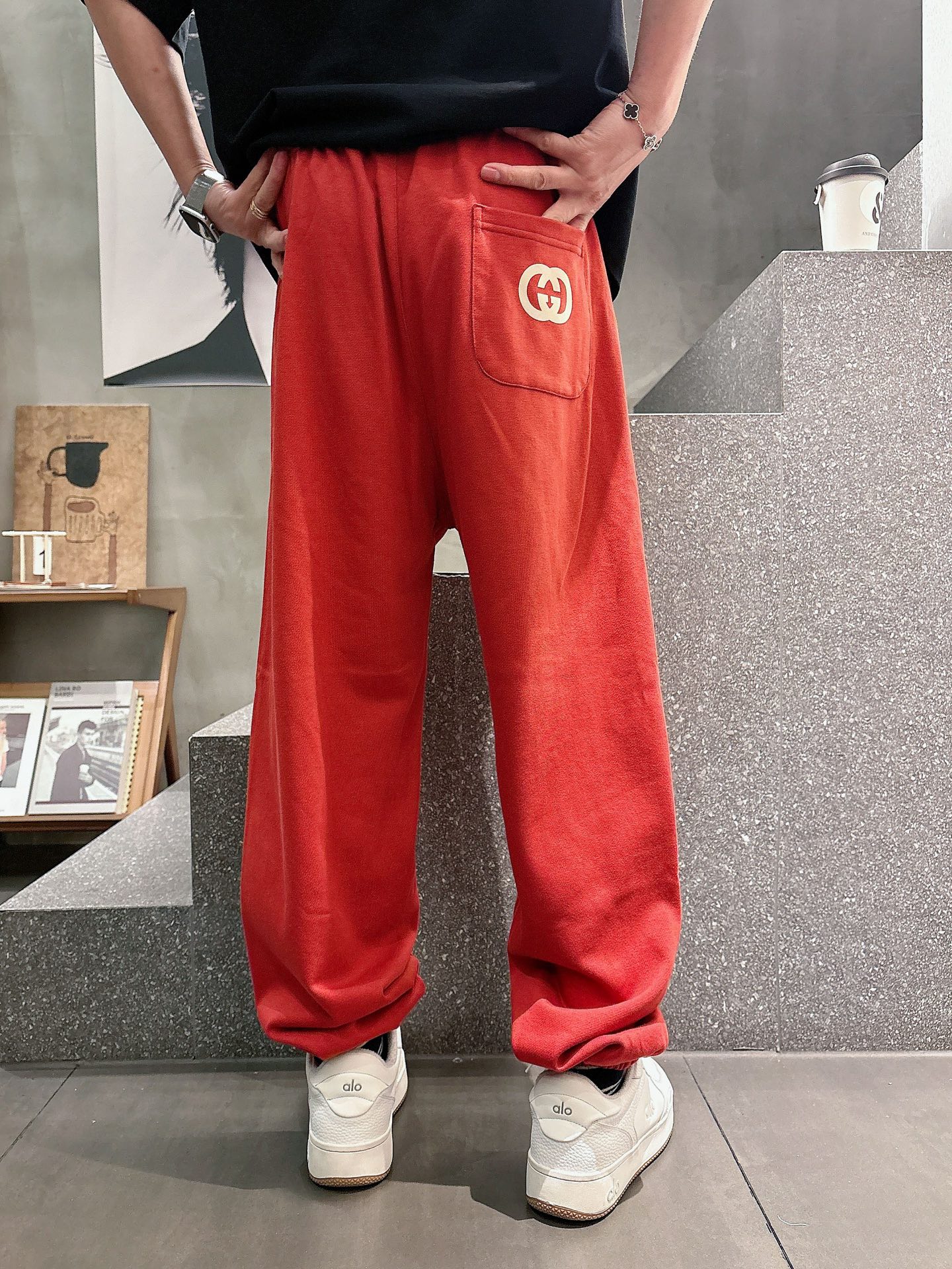 古家🔥🔥春季新款休闲裤，定制优质毛圈棉质面料，亲肤舒适，前后面标识采用植绒设计，裤身设计超级时尚。上身有