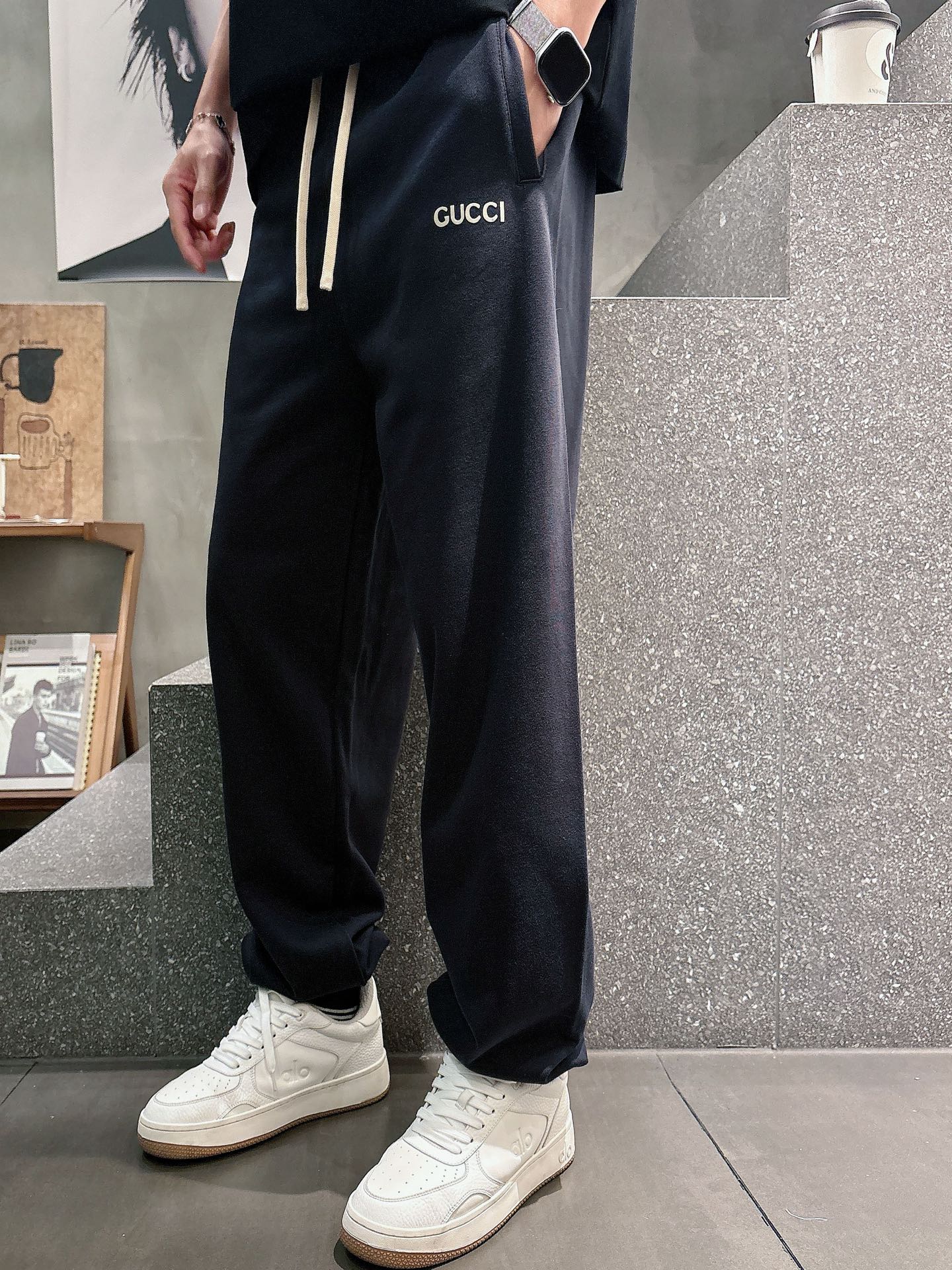 古家🔥🔥春季新款休闲裤，定制优质毛圈棉质面料，亲肤舒适，前后面标识采用植绒设计，裤身设计超级时尚。上身有