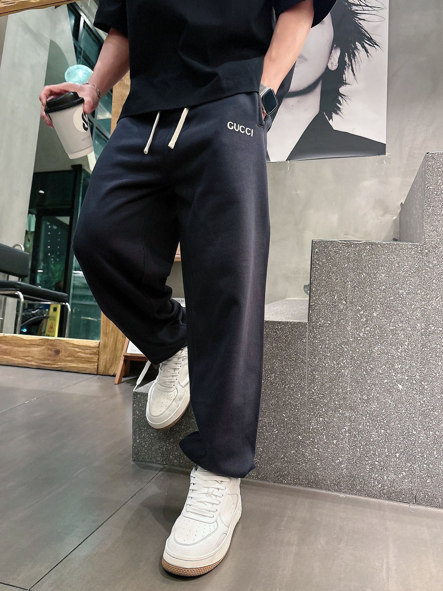 古家🔥🔥春季新款休闲裤，定制优质毛圈棉质面料，亲肤舒适，前后面标识采用植绒设计，裤身设计超级时尚。上身有