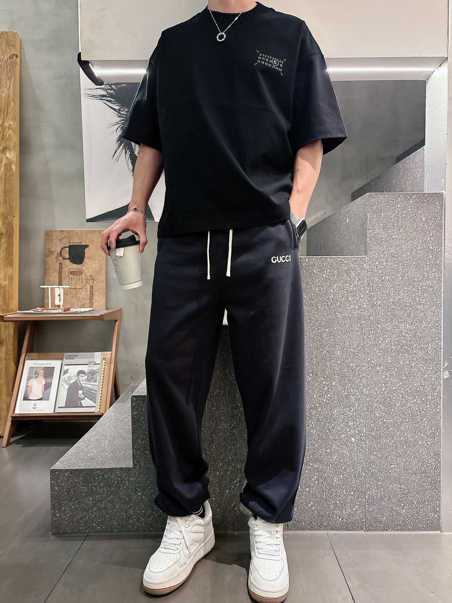 古家🔥🔥春季新款休闲裤，定制优质毛圈棉质面料，亲肤舒适，前后面标识采用植绒设计，裤身设计超级时尚。上身有