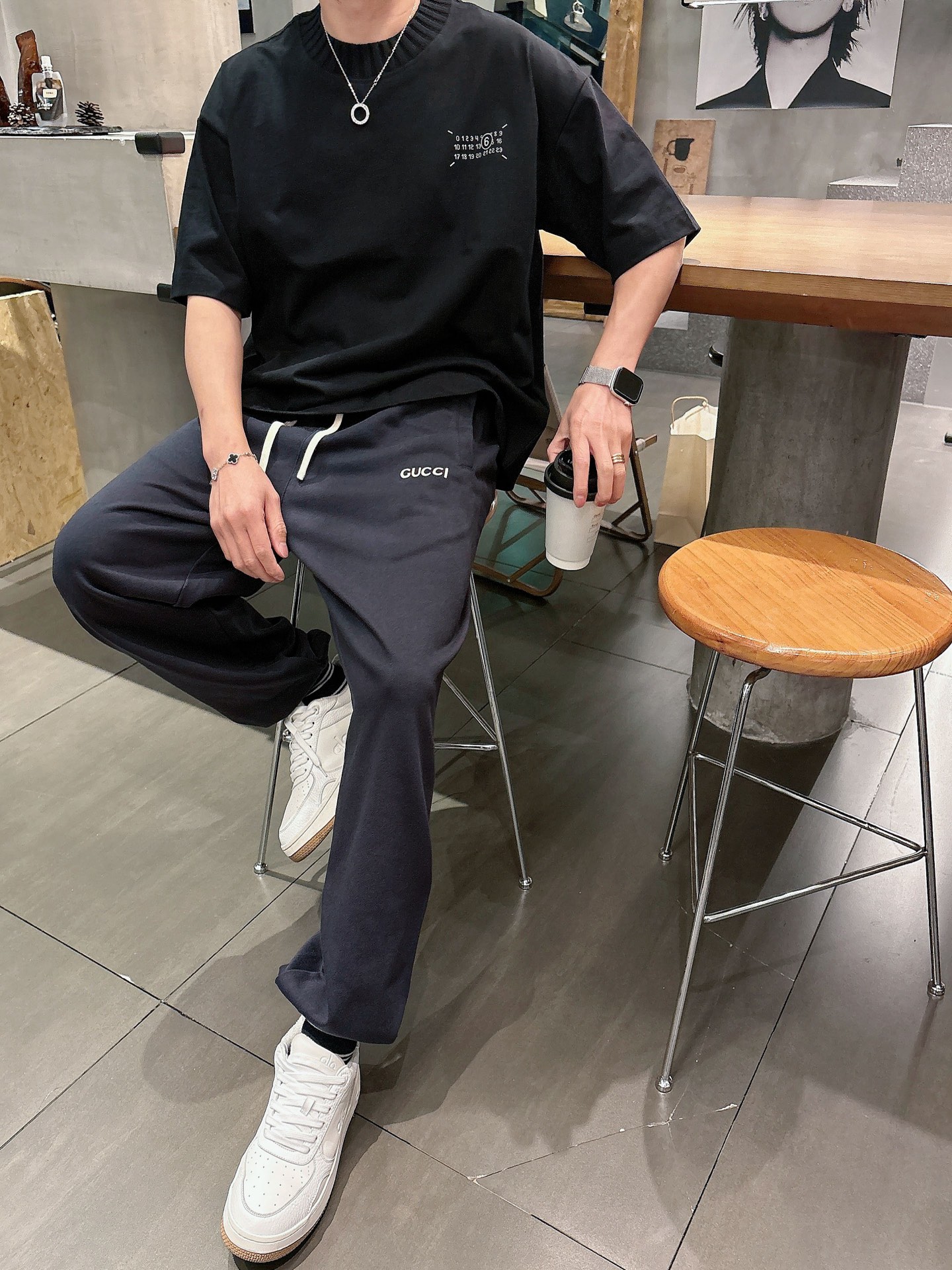 古家🔥🔥春季新款休闲裤，定制优质毛圈棉质面料，亲肤舒适，前后面标识采用植绒设计，裤身设计超级时尚。上身有