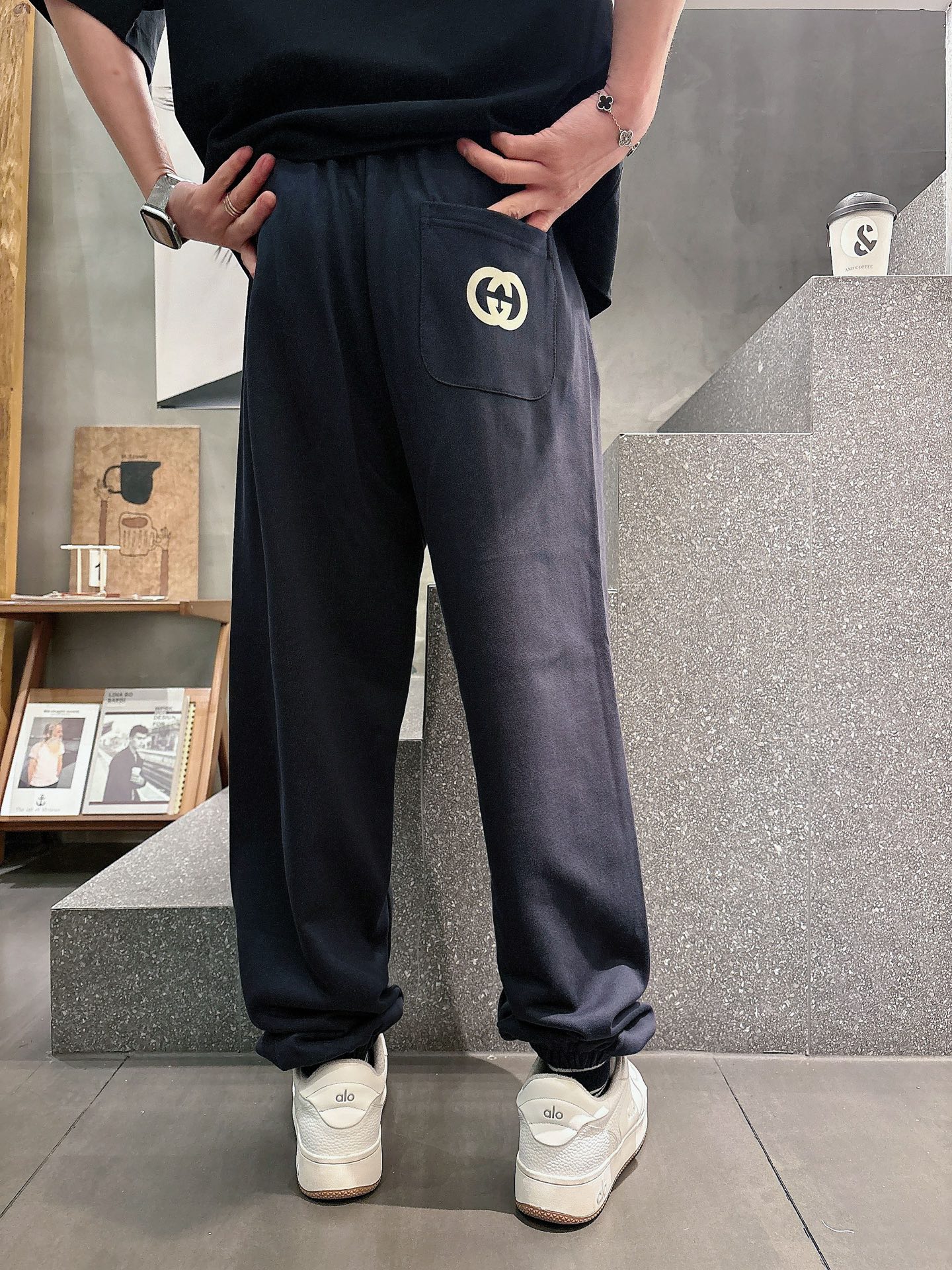 古家🔥🔥春季新款休闲裤，定制优质毛圈棉质面料，亲肤舒适，前后面标识采用植绒设计，裤身设计超级时尚。上身有