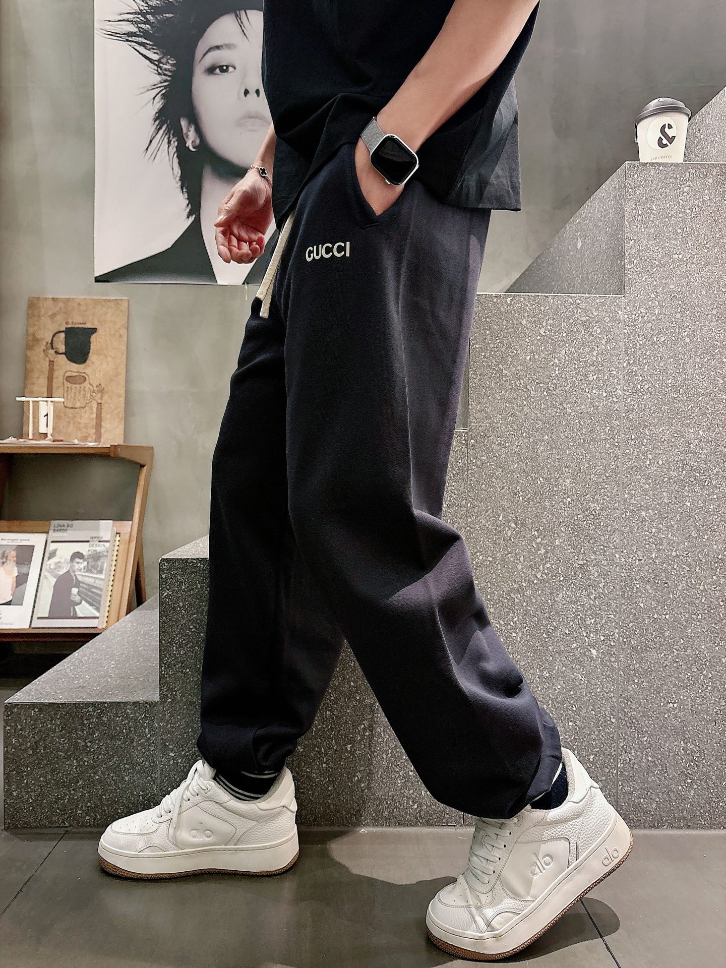 古家🔥🔥春季新款休闲裤，定制优质毛圈棉质面料，亲肤舒适，前后面标识采用植绒设计，裤身设计超级时尚。上身有