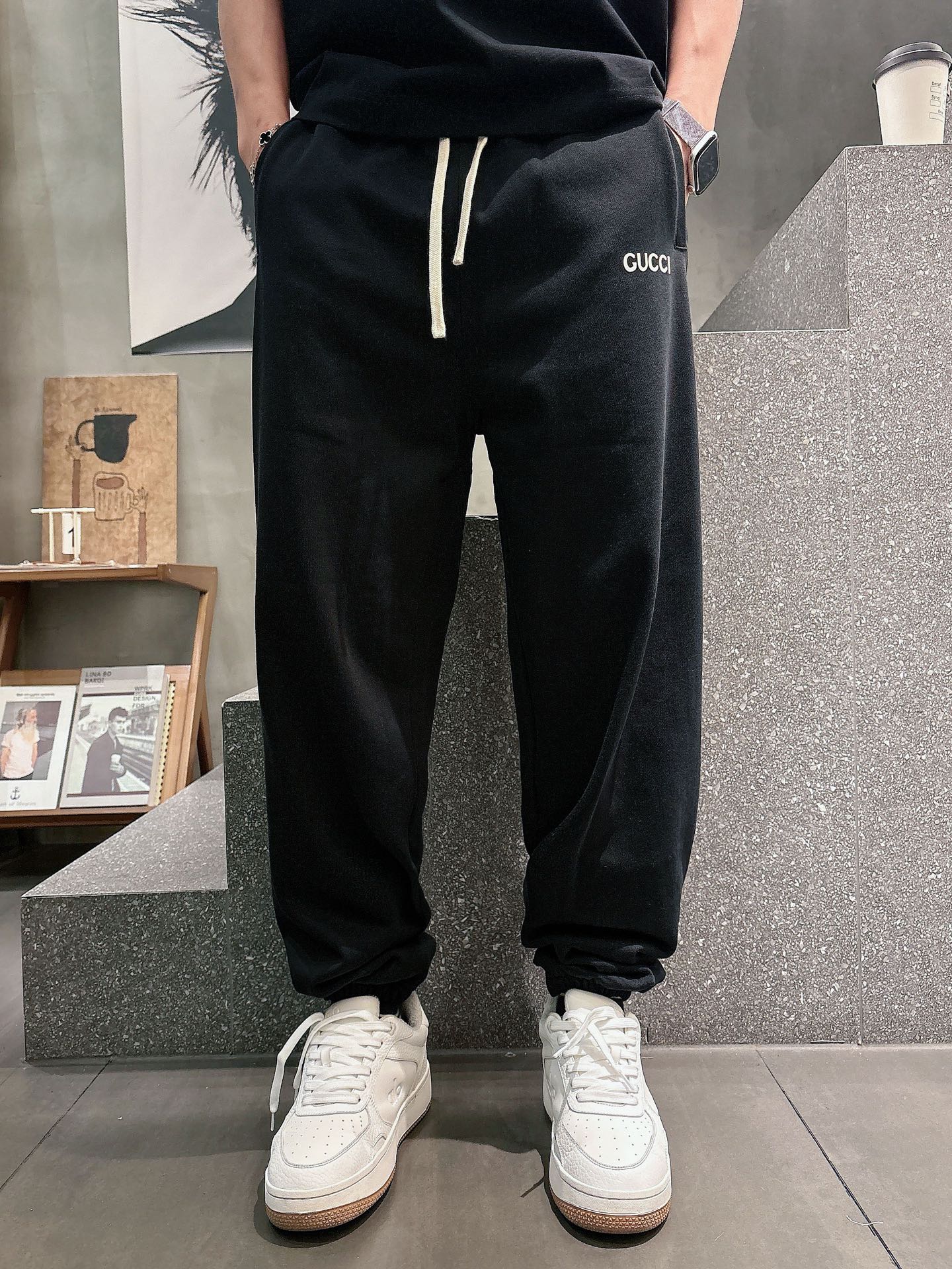 古家🔥🔥春季新款休闲裤，定制优质毛圈棉质面料，亲肤舒适，前后面标识采用植绒设计，裤身设计超级时尚。上身有