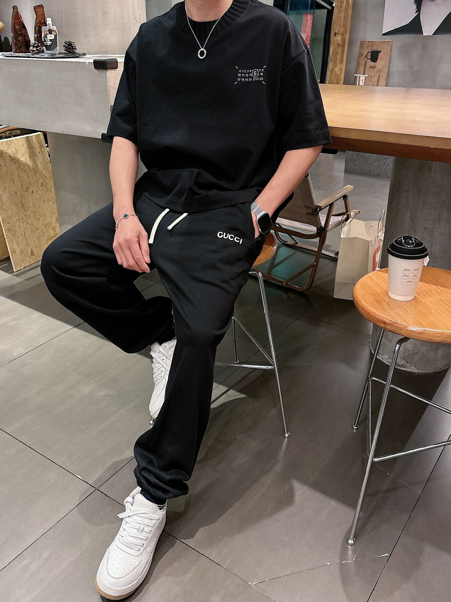 古家🔥🔥春季新款休闲裤，定制优质毛圈棉质面料，亲肤舒适，前后面标识采用植绒设计，裤身设计超级时尚。上身有